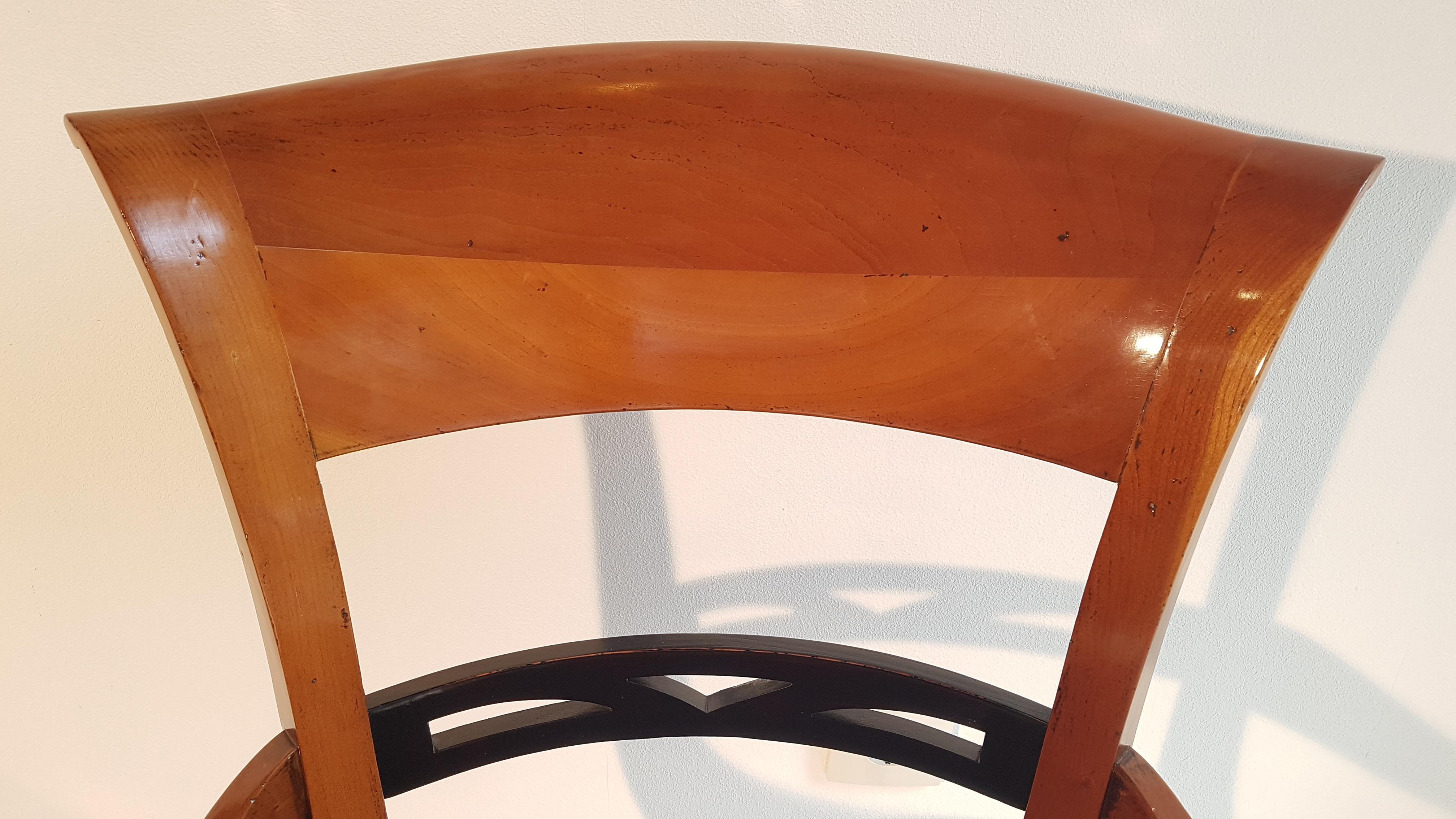 Biedermeier Chair with Armrest Made of Cherry In Good Condition For Sale In Senden, NRW