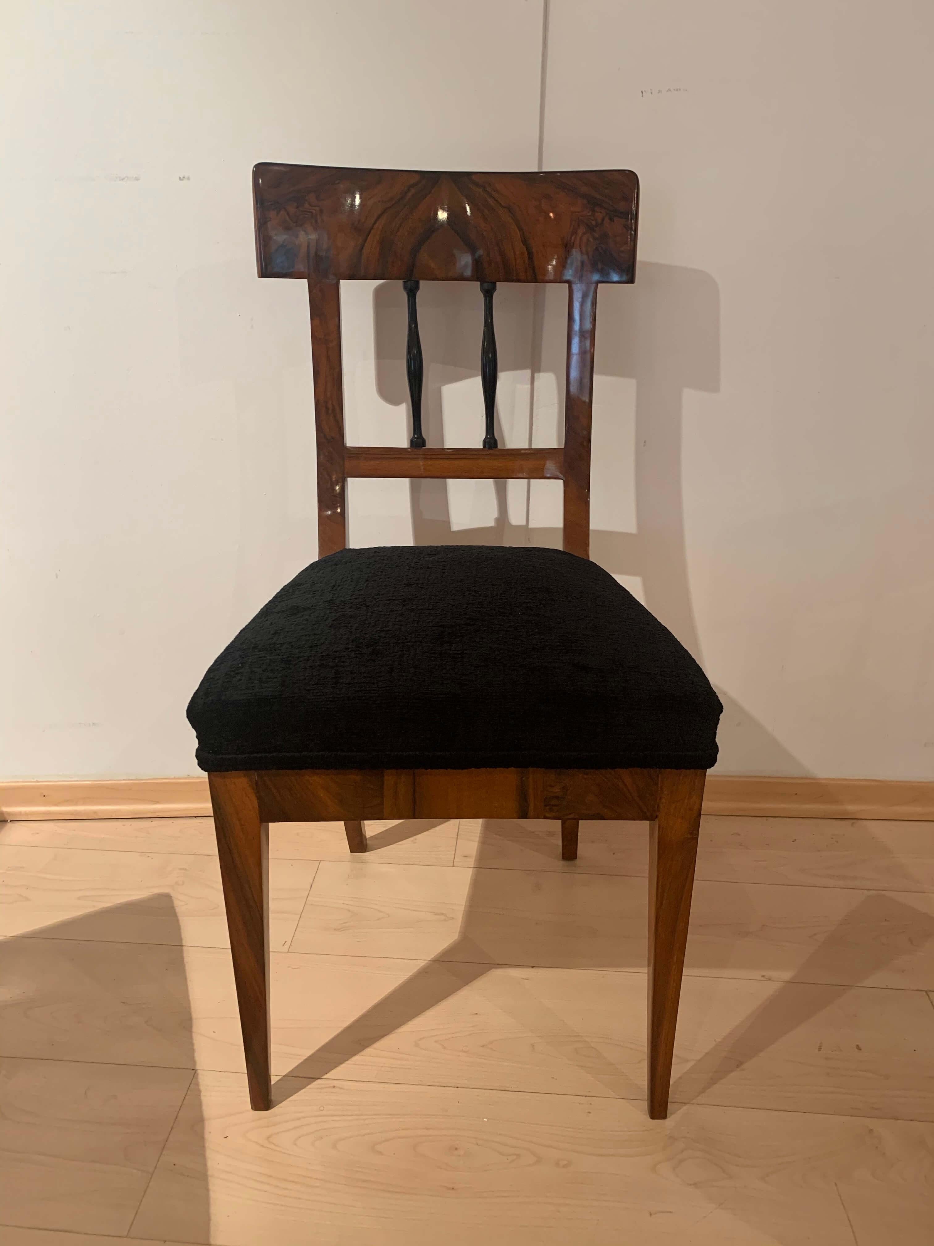 Restored original early Biedermeier chair in Walnut veneer and black velvet from South Germany around 1820.
Wonderful book-matched vertically and horizontally veneered walnut, hand-polished with shellac. Curved back plate and two ebonized convex