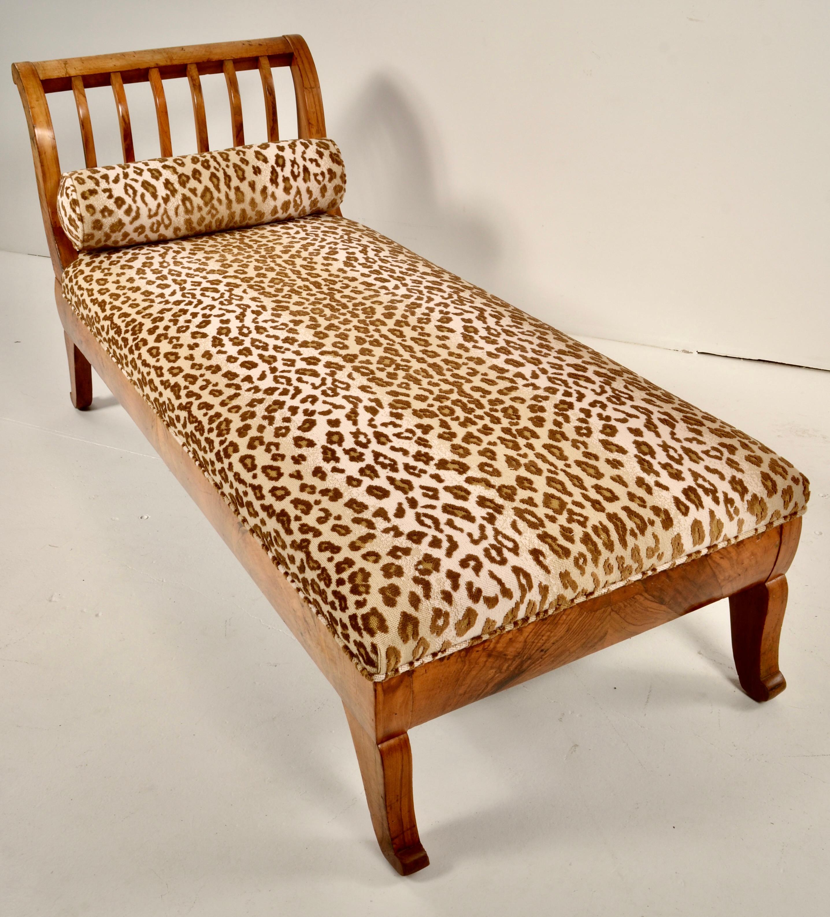 Biedermeier chaise longue made in the early to mid 19th century in Austria. A fine example of the genre with a sleek form and handsome figured walnut veneer. The wood has been freshly polished, and  the upholstery has been updated in high quality