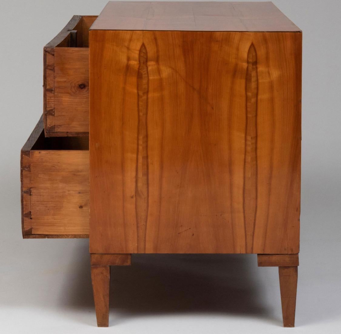 XIX secolo Cassettiera Biedermeier in ciliegio in vendita