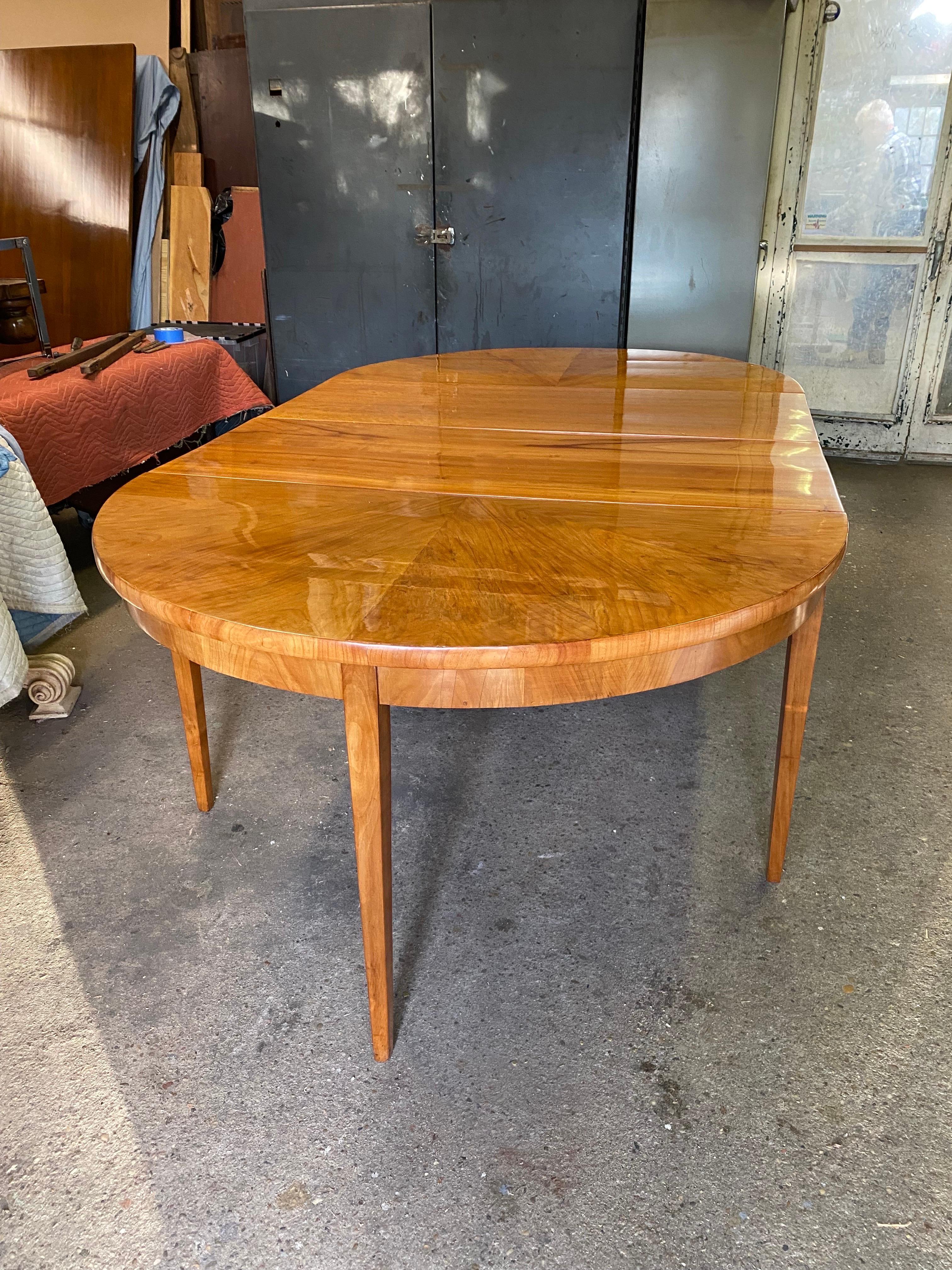 Table de salle à manger Biedermeier, Allemagne du Sud, vers 1815
Table de salle à manger, composée de deux consoles avec plateau de table plaqué assorti, en bois de cerisier et placage de cerisier, Biedermeier, Allemagne du Sud, Circa 1815, et de