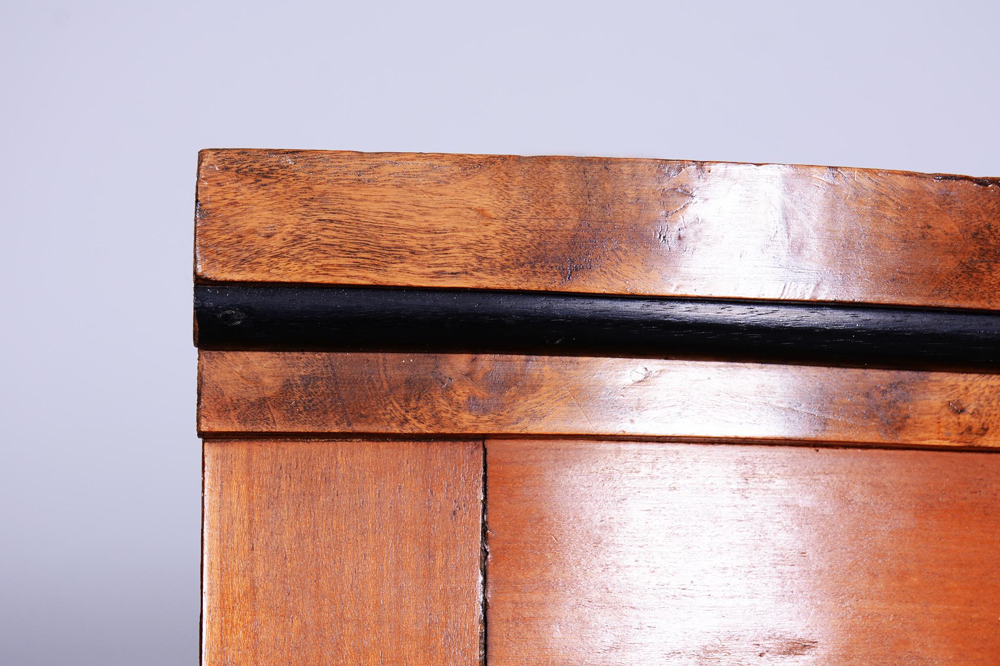 Original Biedermeier Corner Display Cabinet.

Source : Tchécoslovaquie
Période : 1840-1849
Matériau : Cerisier

Etat original très bien conservé.
Un vernis ravivé.