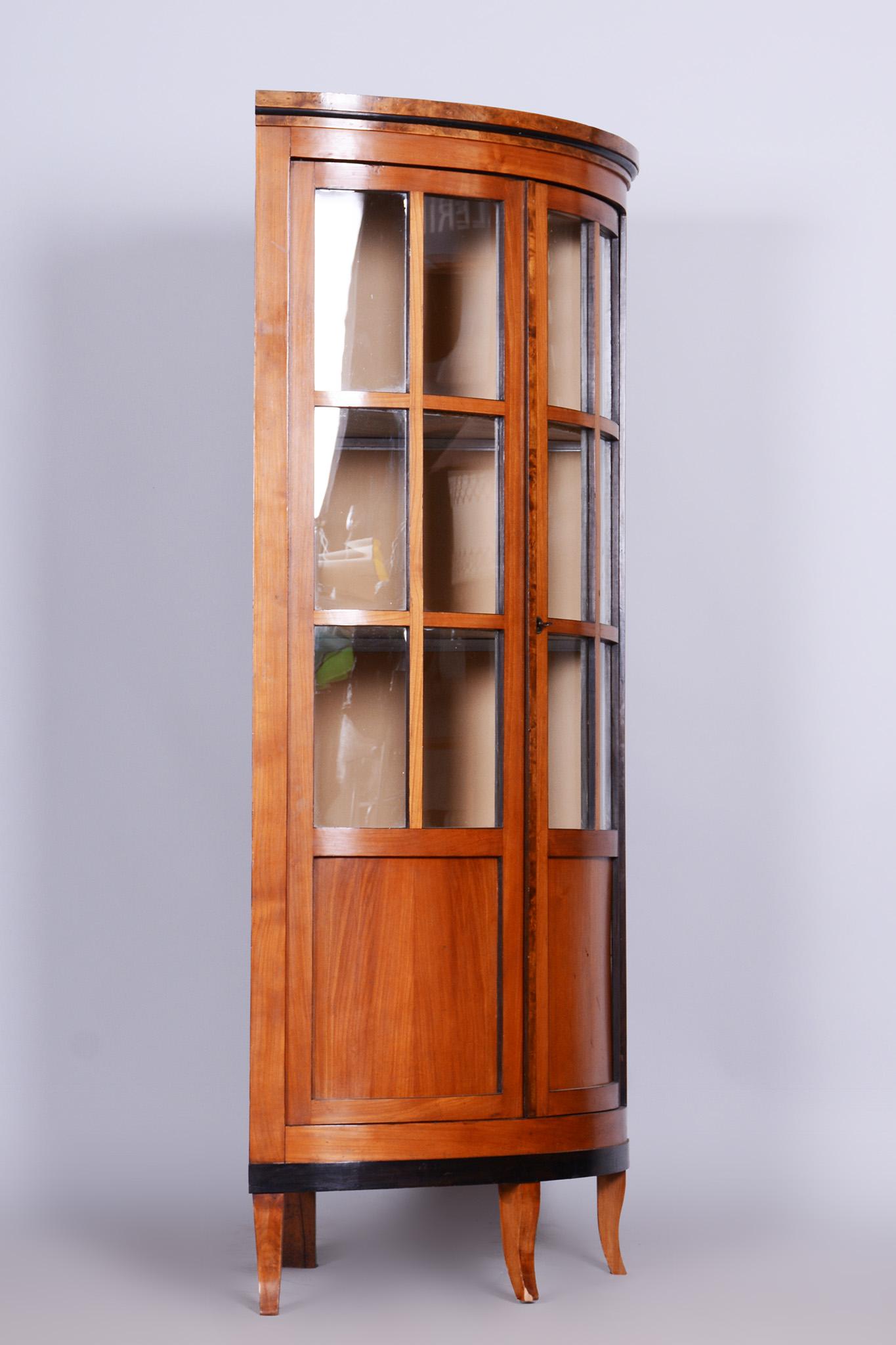 Biedermeier Cherry-Tree Corner Display Cabinet, Original, Czechia, 1840s In Good Condition For Sale In Horomerice, CZ