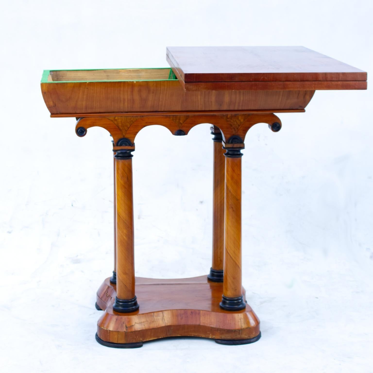 Autrichien Console Biedermeier ou table de jeu à rabat en merisier, milieu du 19e siècle en vente