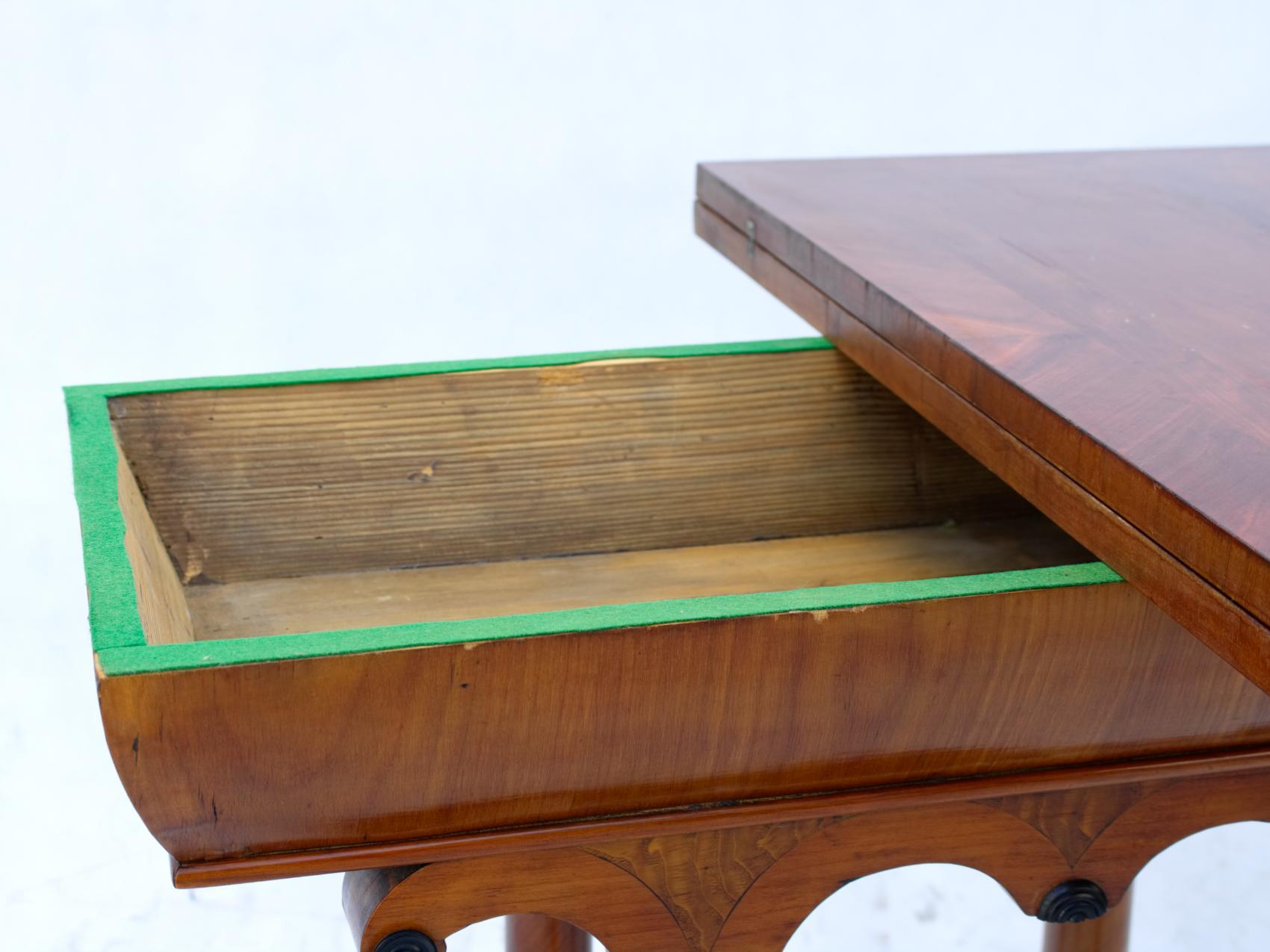 Biedermeier-Konsole oder Flip-Top-Spieltisch aus Kirschbaumholz, Mitte des 19. Jahrhunderts im Zustand „Gut“ im Angebot in Lučenec, SK