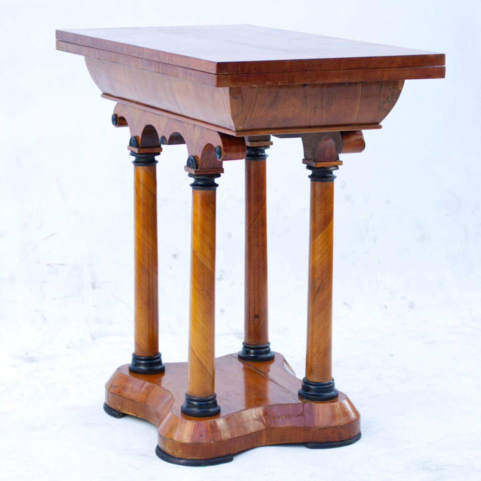 Console Biedermeier ou table de jeu à rabat en merisier, milieu du 19e siècle en vente 1