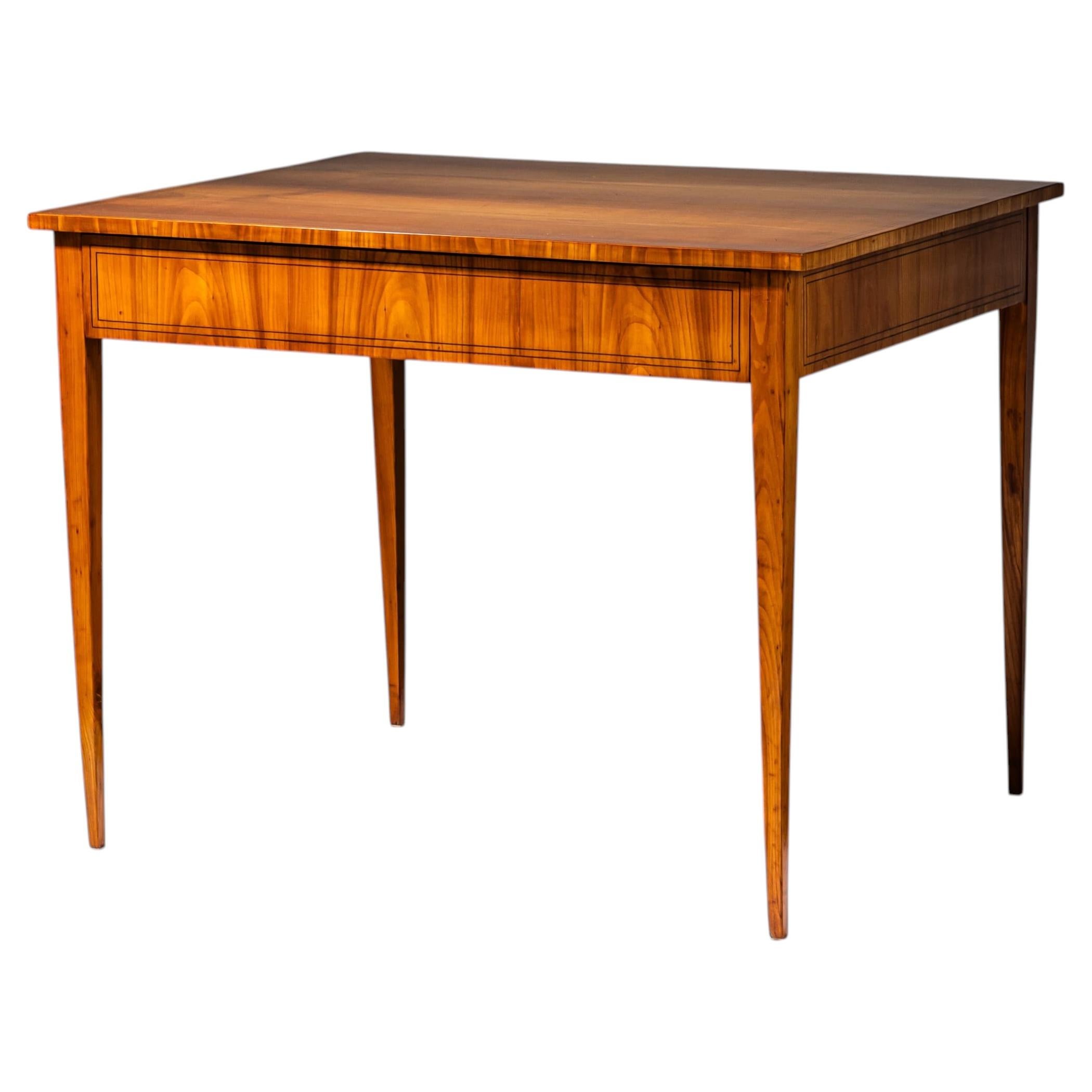 Mesa Biedermeier de madera de cerezo, chapada con incrustaciones, hacia 1820, antigua