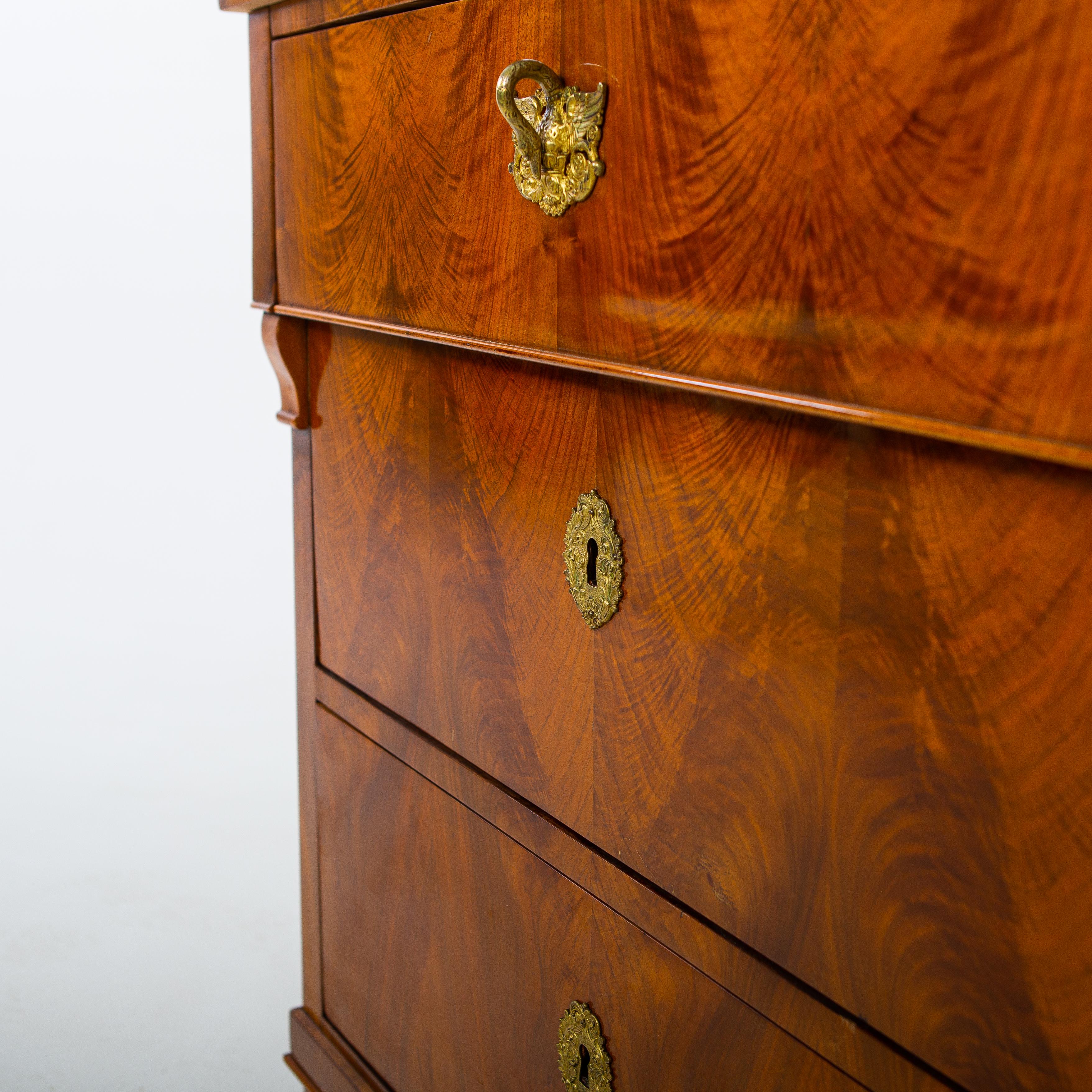 Walnut Biedermeier Chest of Drawers, Central Germany, Probably Hesse C. 1830