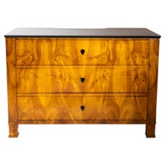 Cómoda Biedermeier, chapada en nogal, hacia 1820