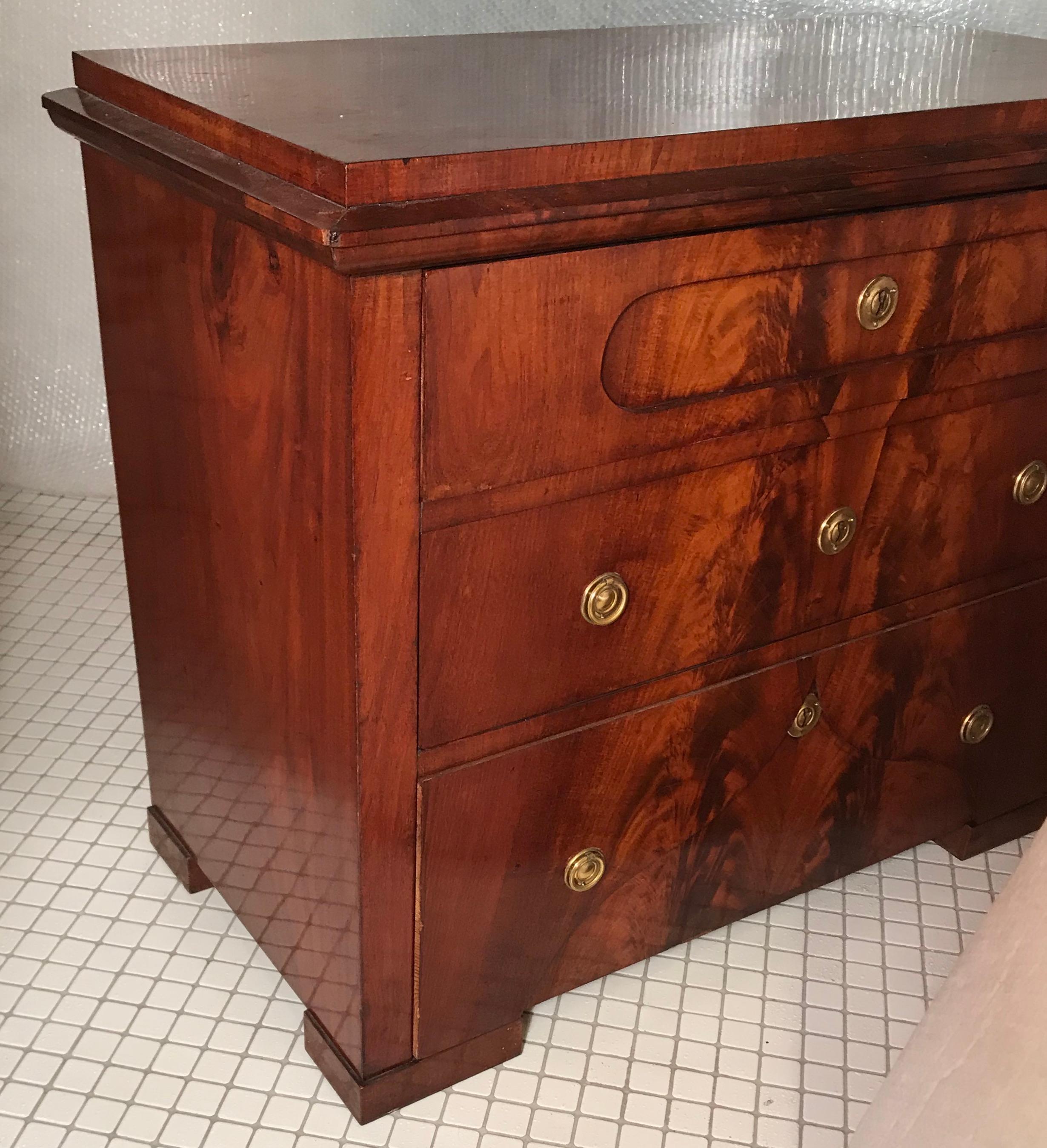 Cassettiera Biedermeier, mogano, Danimarca, 1820 In condizioni buone in vendita a Belmont, MA