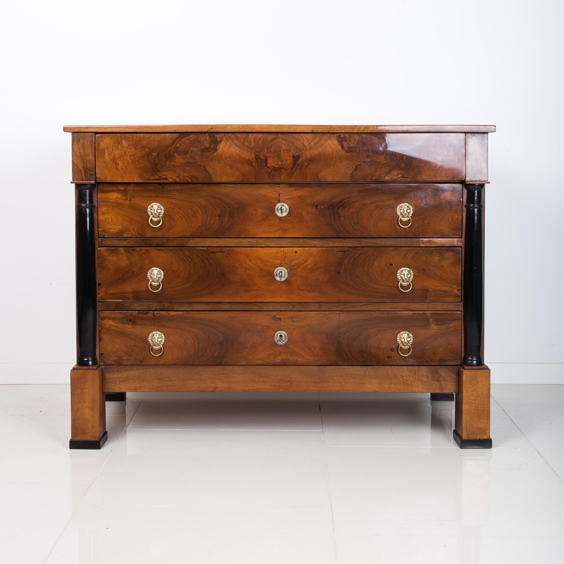 Commode Biedermeier de la première moitié du XIXe siècle, environ 1830 - 1850. Ce meuble provient de France. Il est plaqué d'un beau noyer. Il a fait l'objet d'une rénovation minutieuse dans notre atelier, au cours de laquelle la structure a été