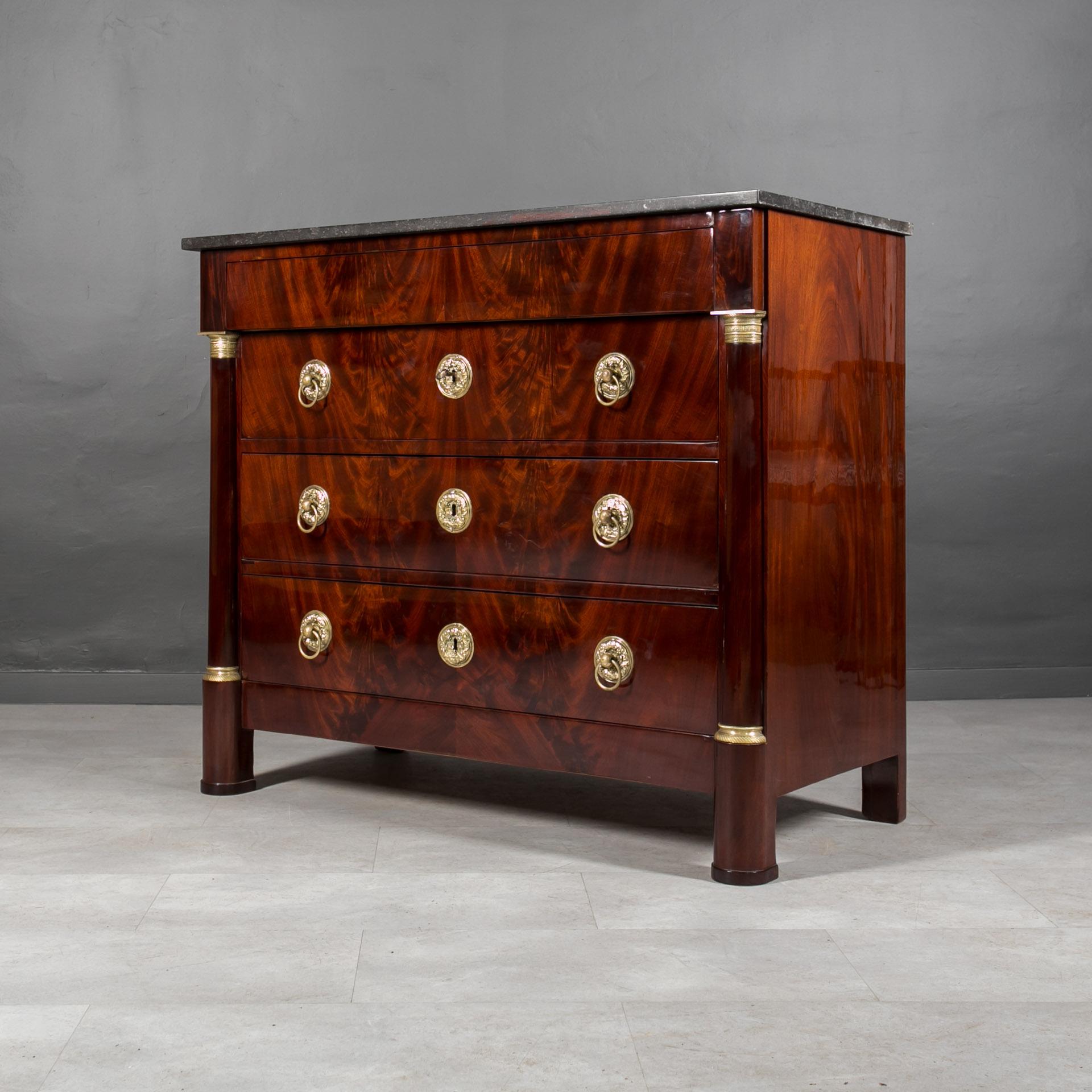 This Biedermeier chest of drawers was made in 19th Century, originating from France. Crafted with precision and attention to details, construction made of oak and softwood adorned with stunning mahogany pyramid veneer.
Admire its distinguished