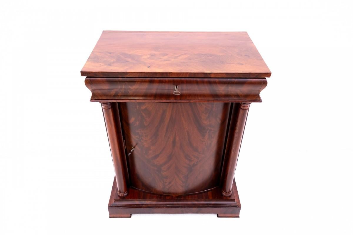 Cassettiera Biedermeier del 1860 circa.

In ottime condizioni, dopo una ristrutturazione professionale.

Wood: mogano

Dimensioni: altezza: 89 cm larghezza: 71 cm profondità: 44 cm