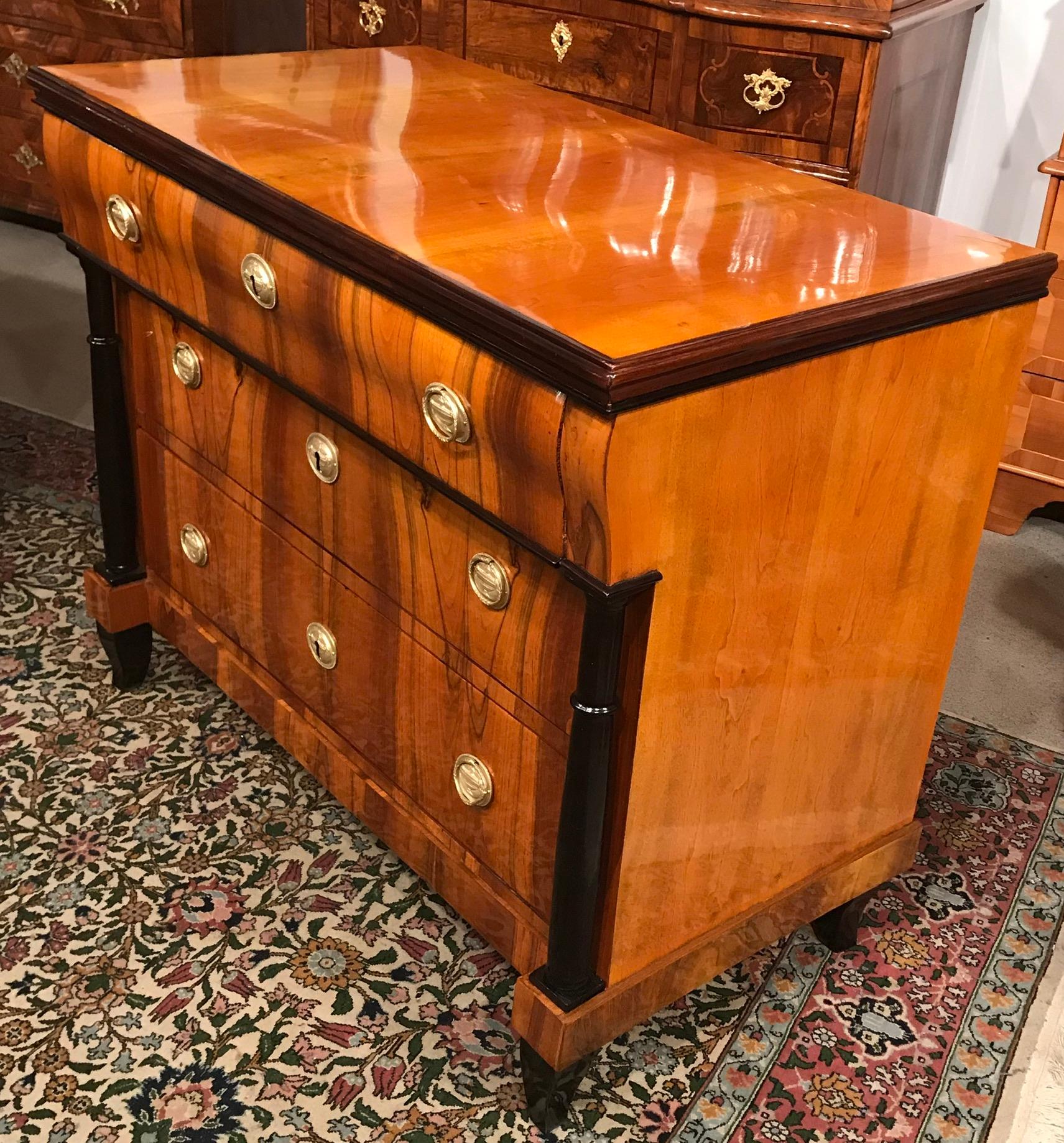 Exquisite Biedermeier chest of drawers, Germany 1820, beautiful mirrored walnut veneer with ebonized details. In very good refinished condition, French polished.