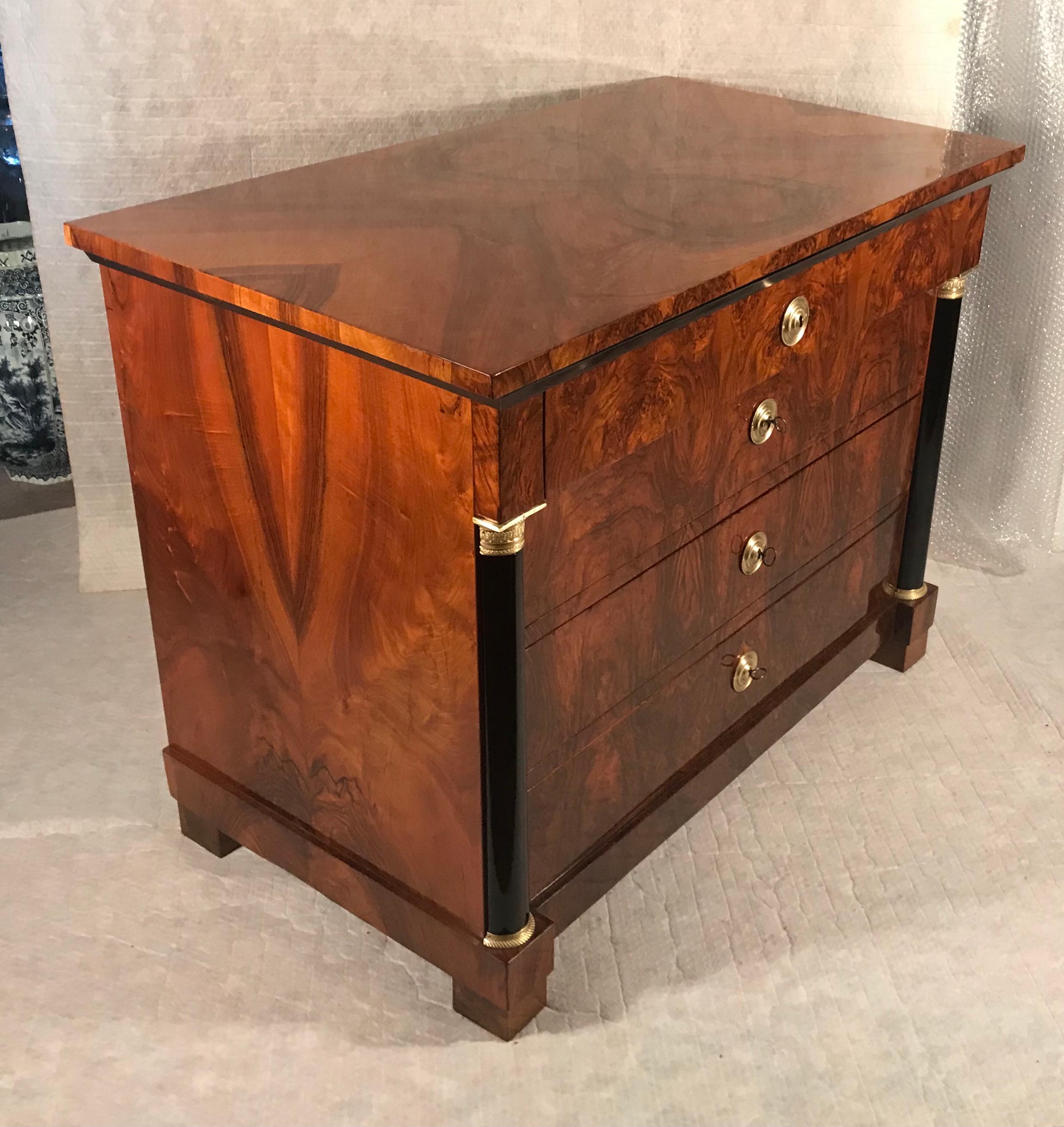Biedermeier Chest of Drawers, Germany 1820, Walnut In Good Condition For Sale In Belmont, MA