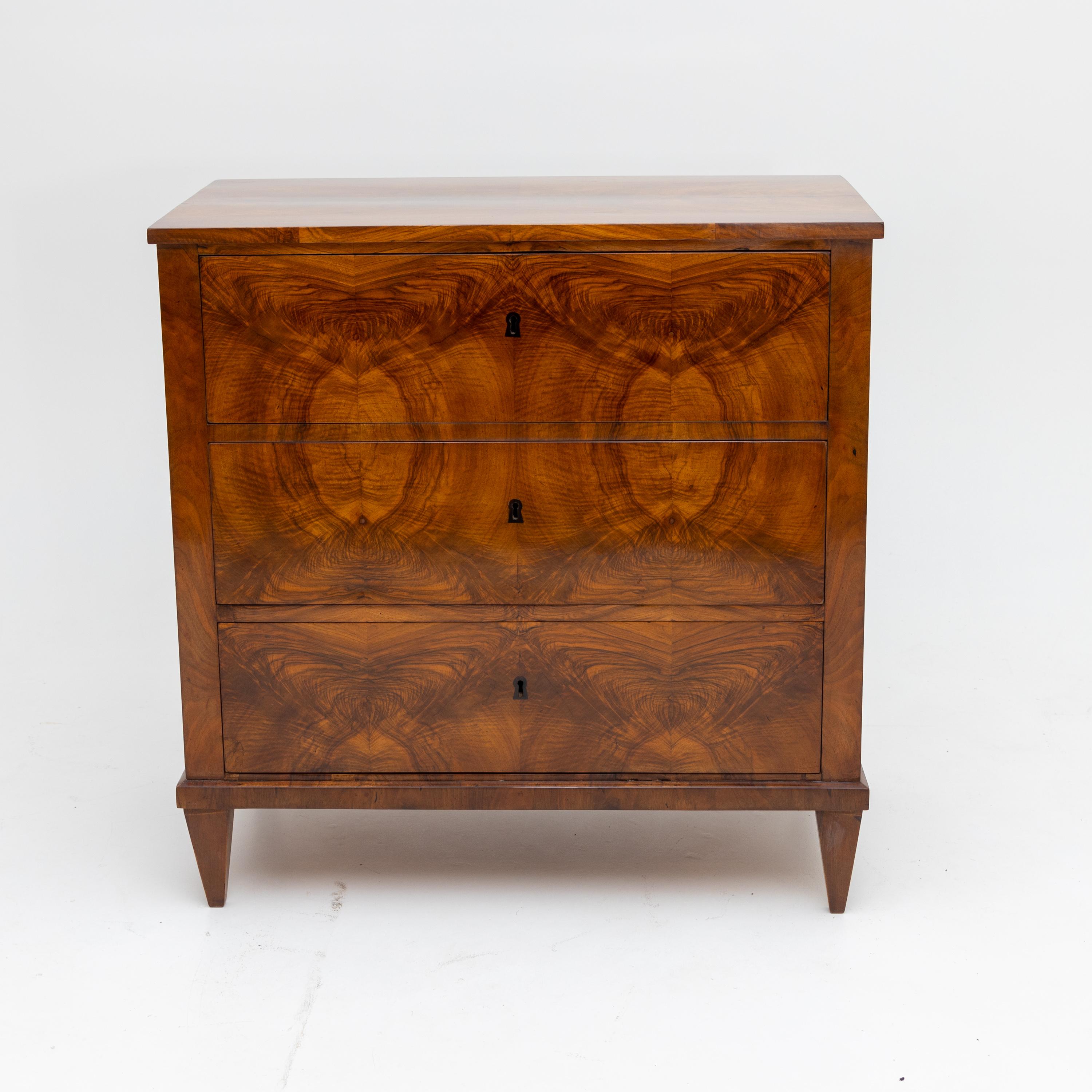 Biedermeier chest of drawers with three drawers and a beautiful walnut veneer pattern.