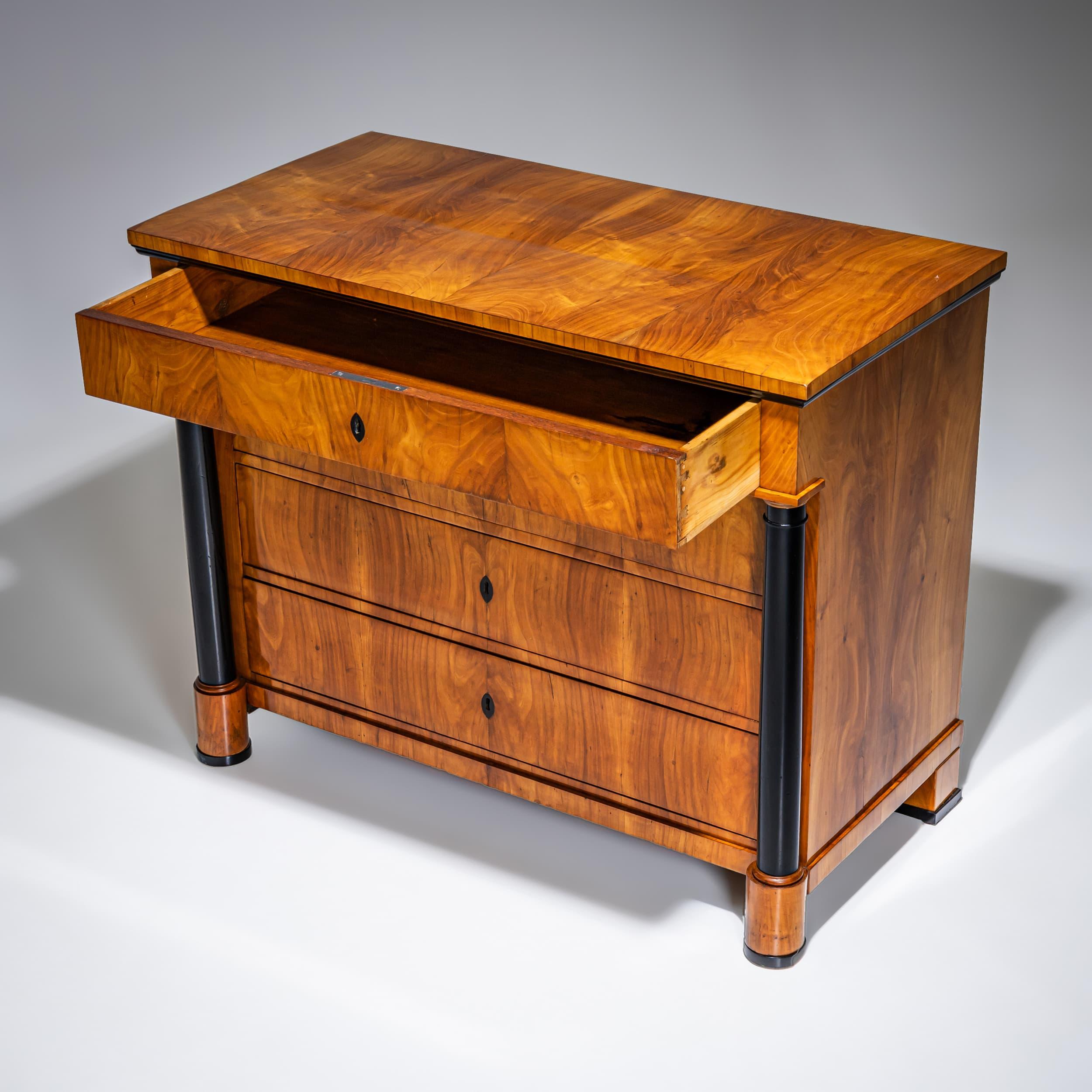 Inizio XIX secolo Biedermeier Chest of Drawers, Germany, circa 1820 in vendita