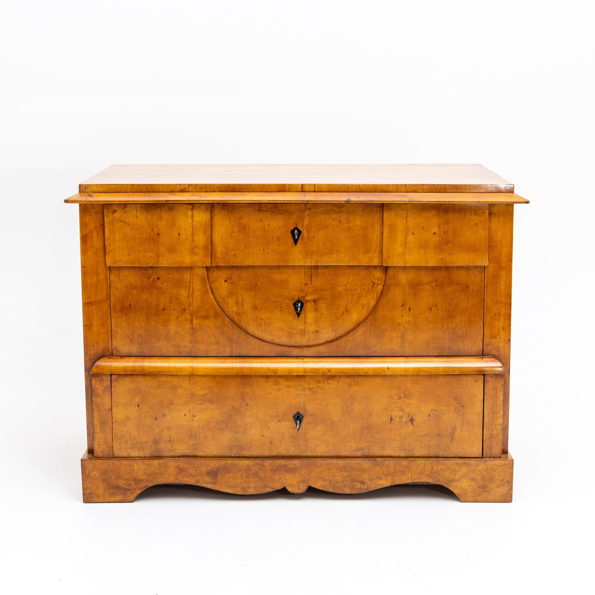 Biedermeier dresser with three drawers and curved frame in birch veneer.