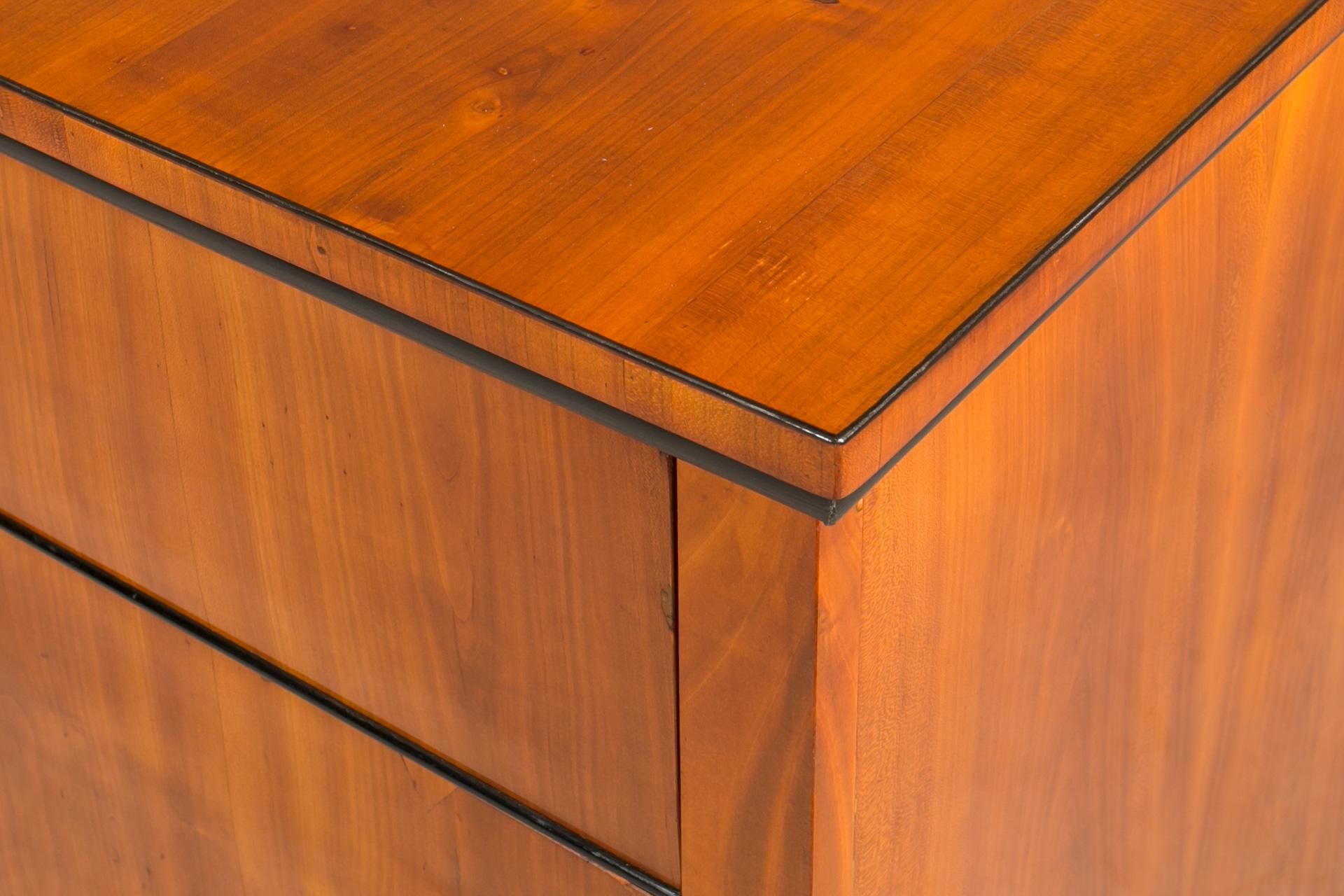 Biedermeier Kommode aus der Mitte des 19. Jahrhunderts. Dieses Möbelstück kommt aus Deutschland. Er war aus Nadelholz gefertigt und mit schönem Kirschbaumholz furniert. Er verfügt über 3 geräumige Schubladen. Die Truhe wurde einer kompletten