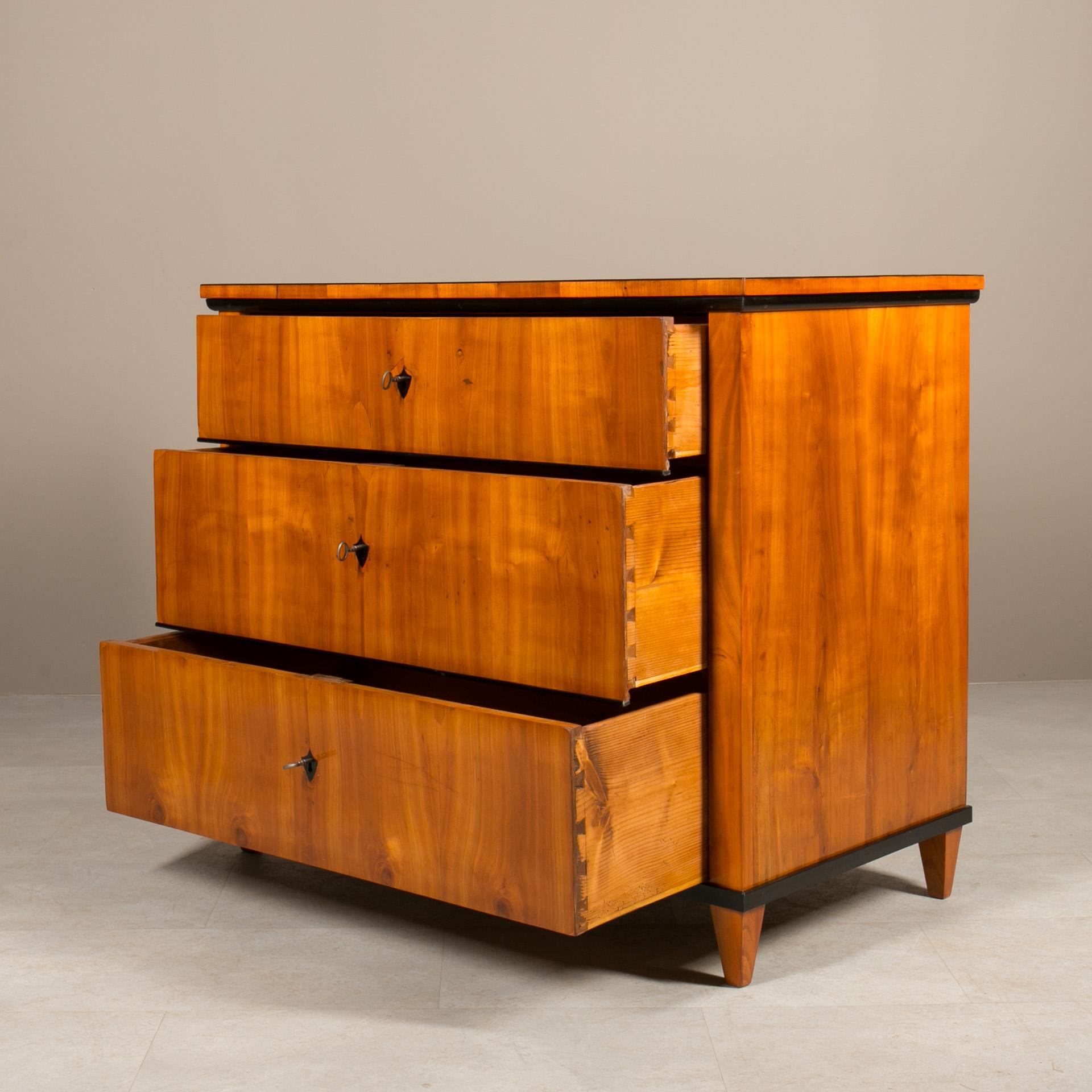 Biedermeier-Kommode aus Kirschbaumholz, Deutschland, Mitte des 19. Jahrhunderts (Poliert)