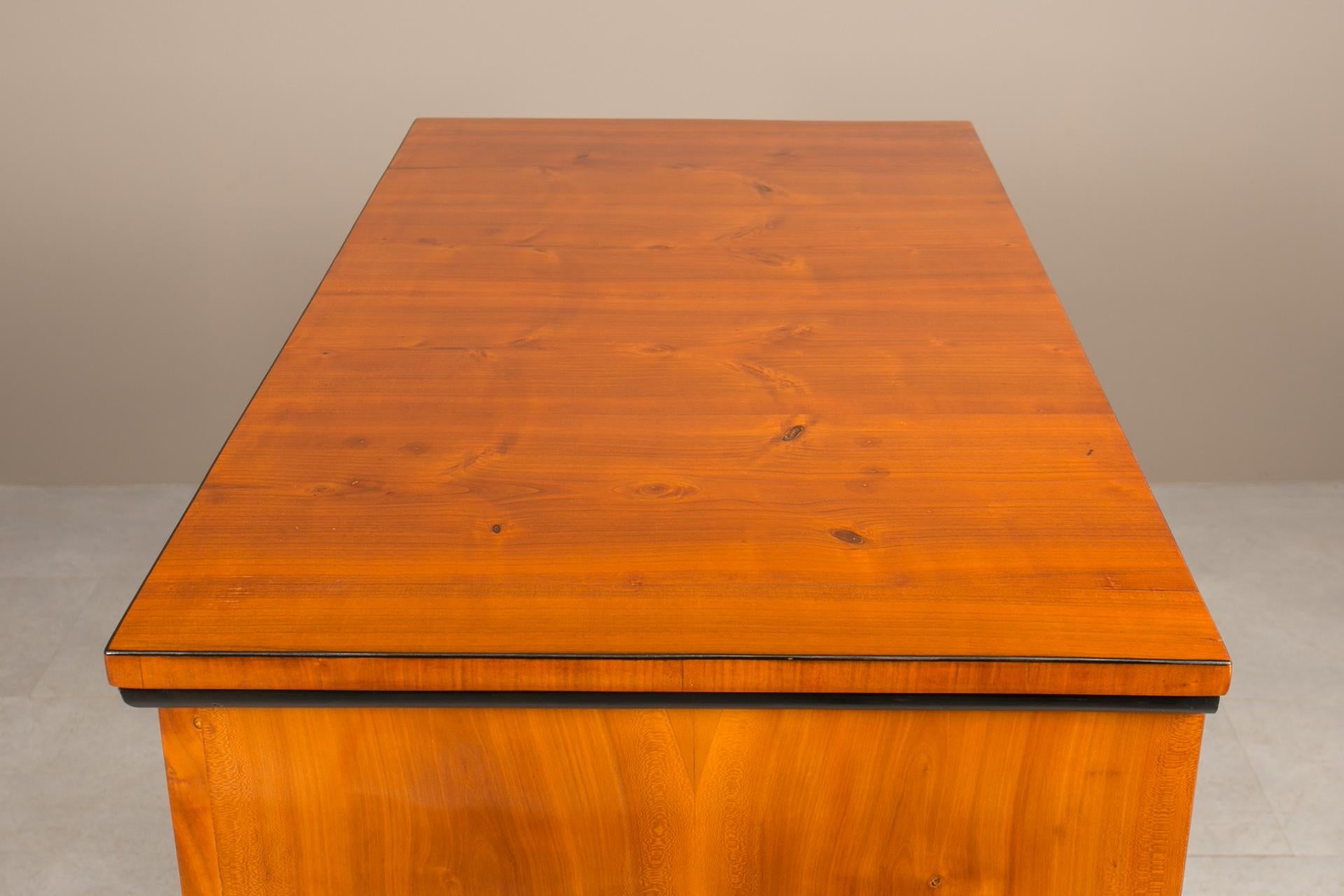 Biedermeier-Kommode aus Kirschbaumholz, Deutschland, Mitte des 19. Jahrhunderts im Zustand „Gut“ in Wrocław, Poland