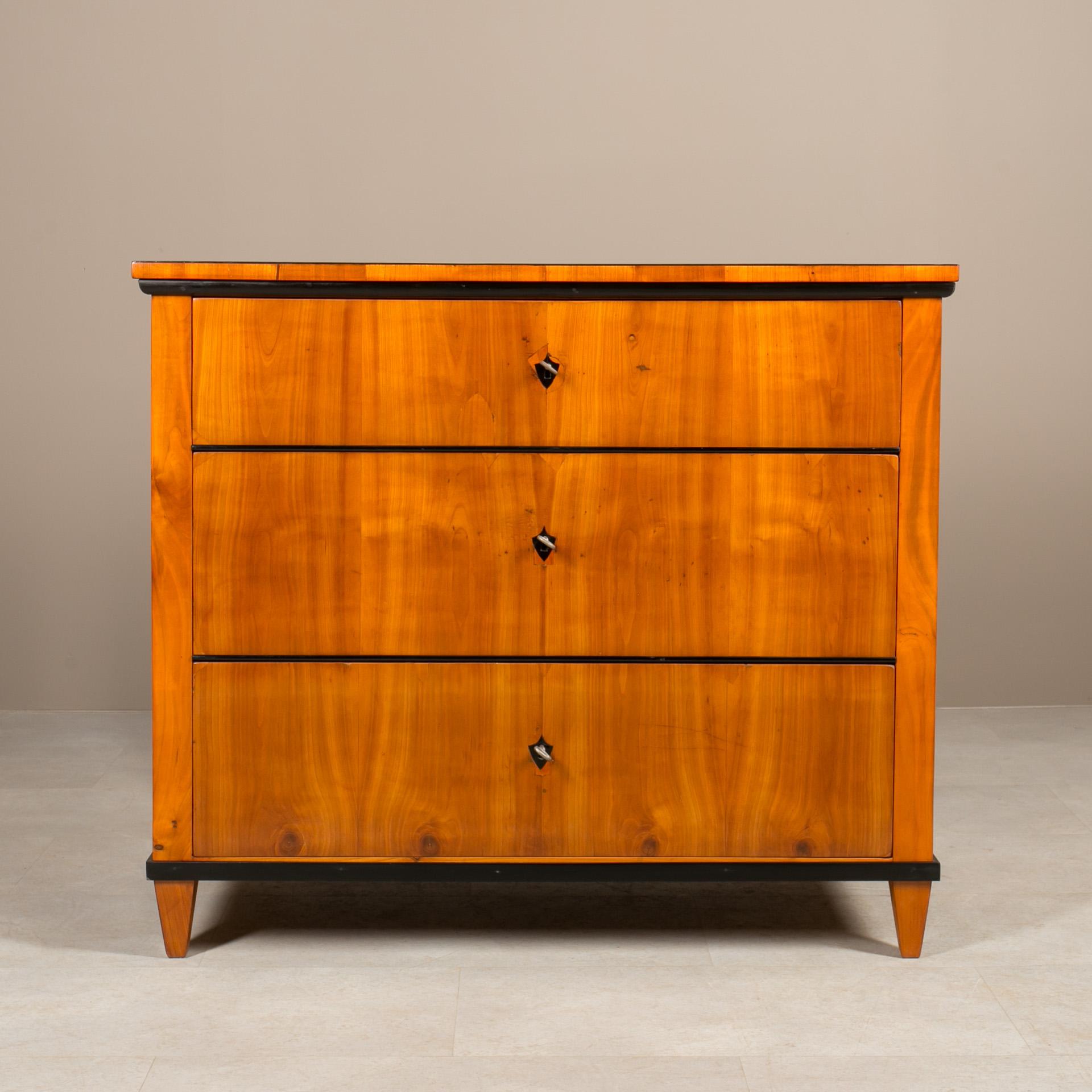 Biedermeier-Kommode aus Kirschbaumholz, Deutschland, Mitte des 19. Jahrhunderts (Kirsche)