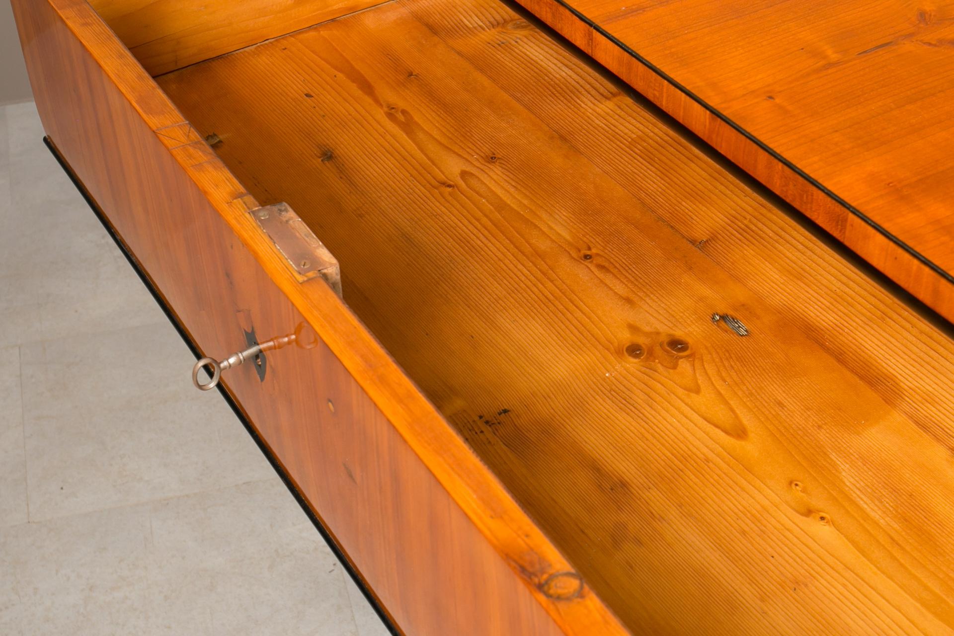 Biedermeier-Kommode aus Kirschbaumholz, Deutschland, Mitte des 19. Jahrhunderts 1