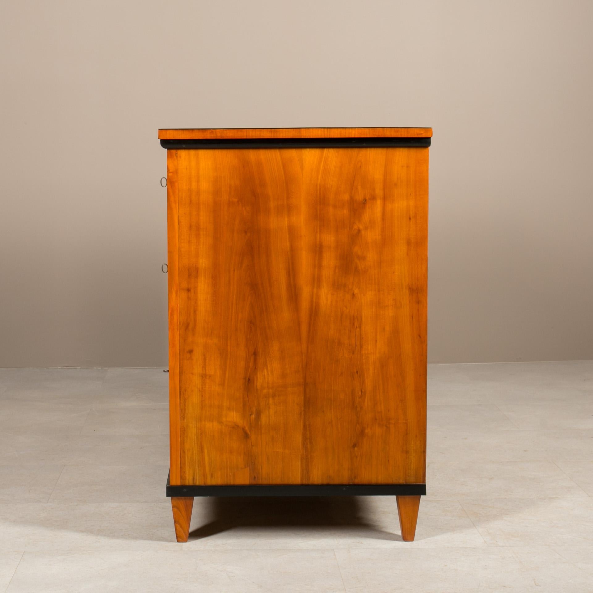 Biedermeier-Kommode aus Kirschbaumholz, Deutschland, Mitte des 19. Jahrhunderts 2