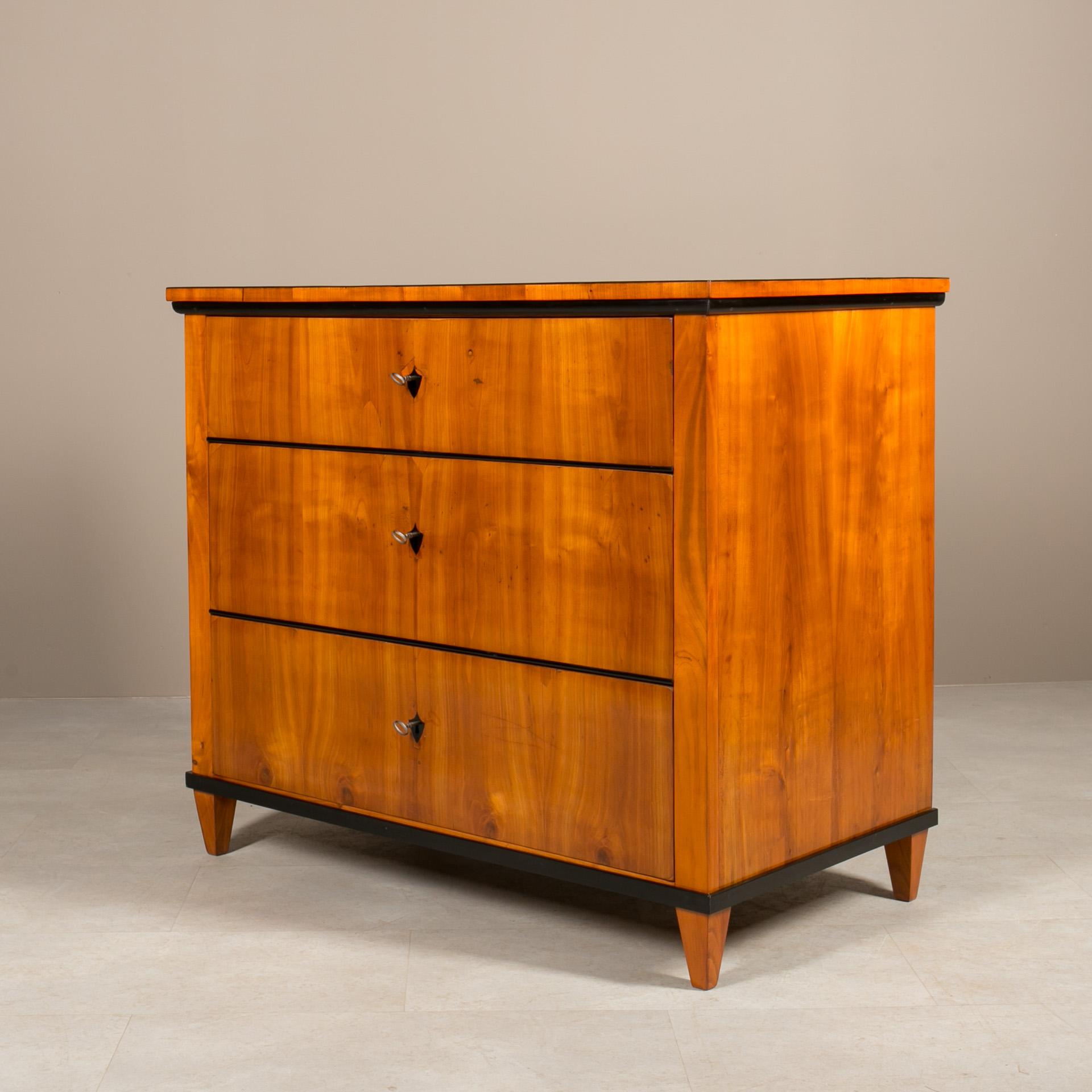 Biedermeier-Kommode aus Kirschbaumholz, Deutschland, Mitte des 19. Jahrhunderts 3