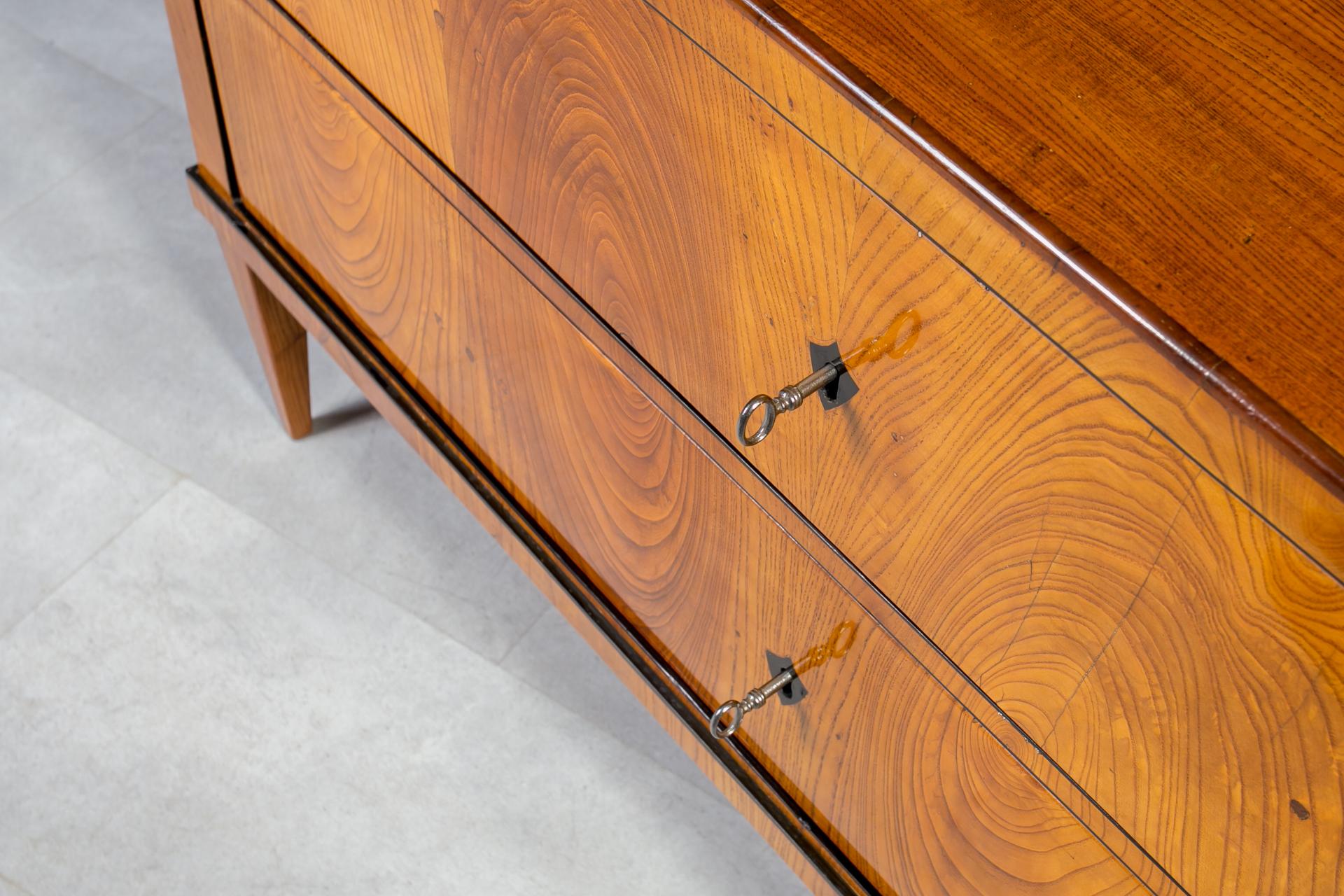 Biedermeier Chest of Drawers in Elm Veneer, Austria, Late 19th Century in vendita 4