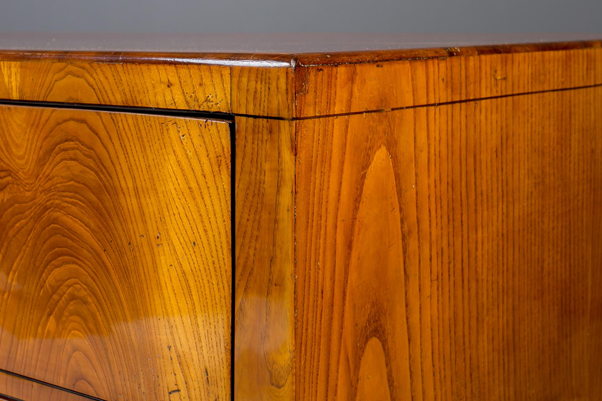 Biedermeier Chest of Drawers in Elm Veneer, Austria, Late 19th Century in vendita 5