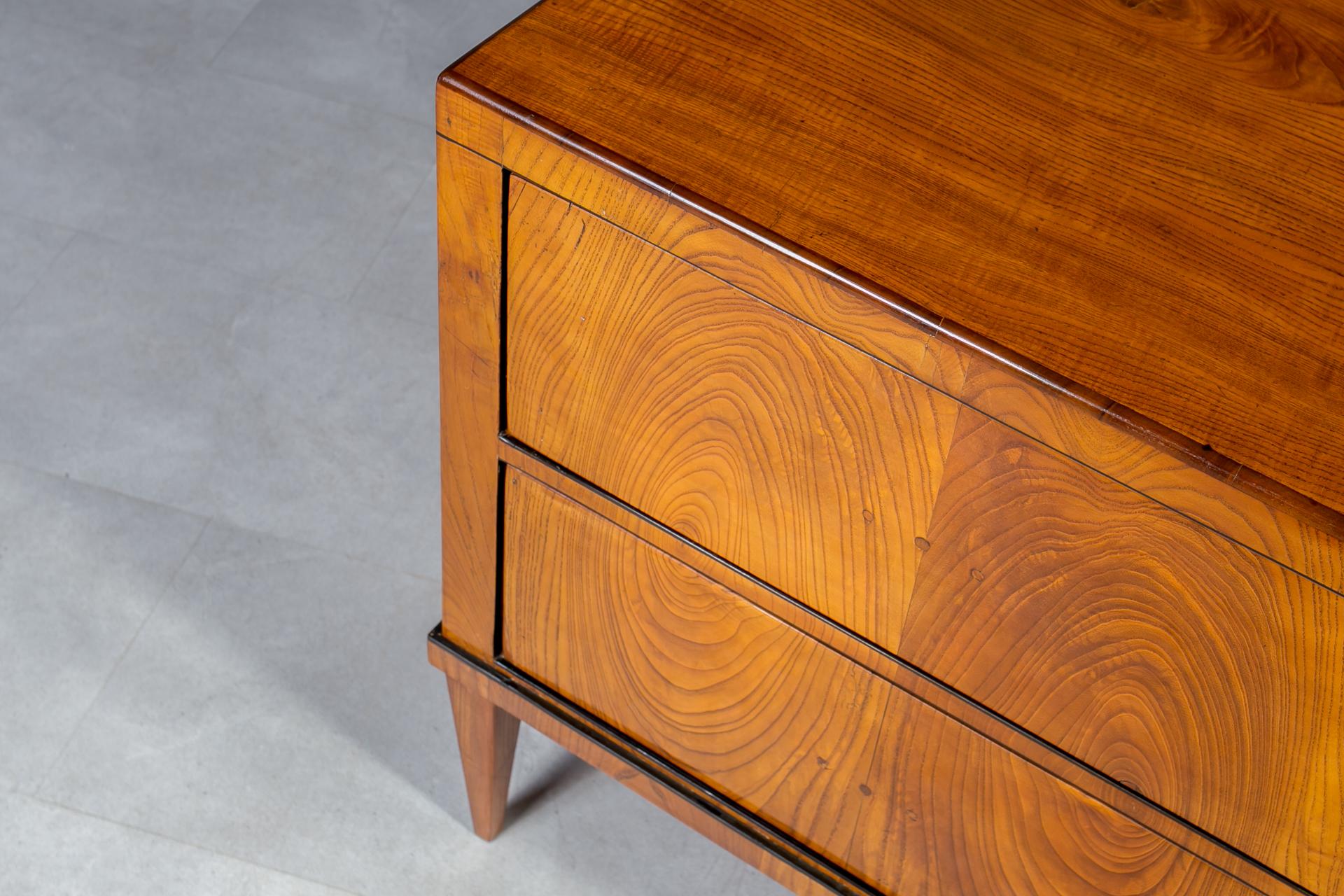 Biedermeier Chest of Drawers in Elm Veneer, Austria, Late 19th Century in vendita 6