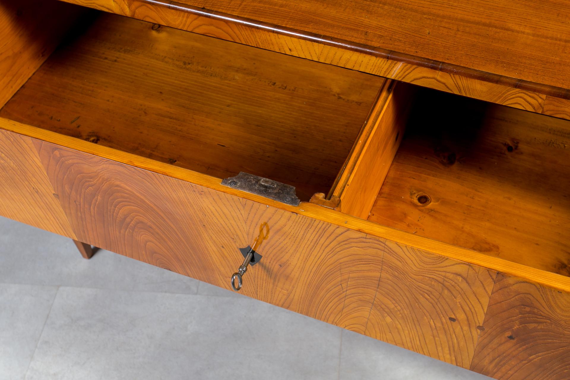 Biedermeier Chest of Drawers in Elm Veneer, Austria, Late 19th Century in vendita 7