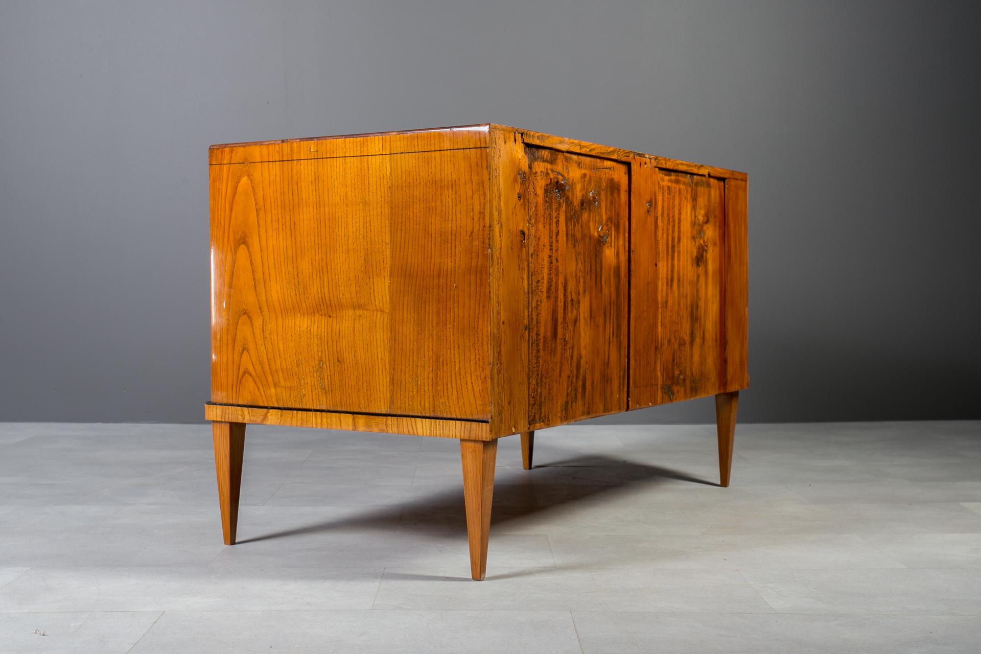 Biedermeier Chest of Drawers in Elm Veneer, Austria, Late 19th Century in vendita 8