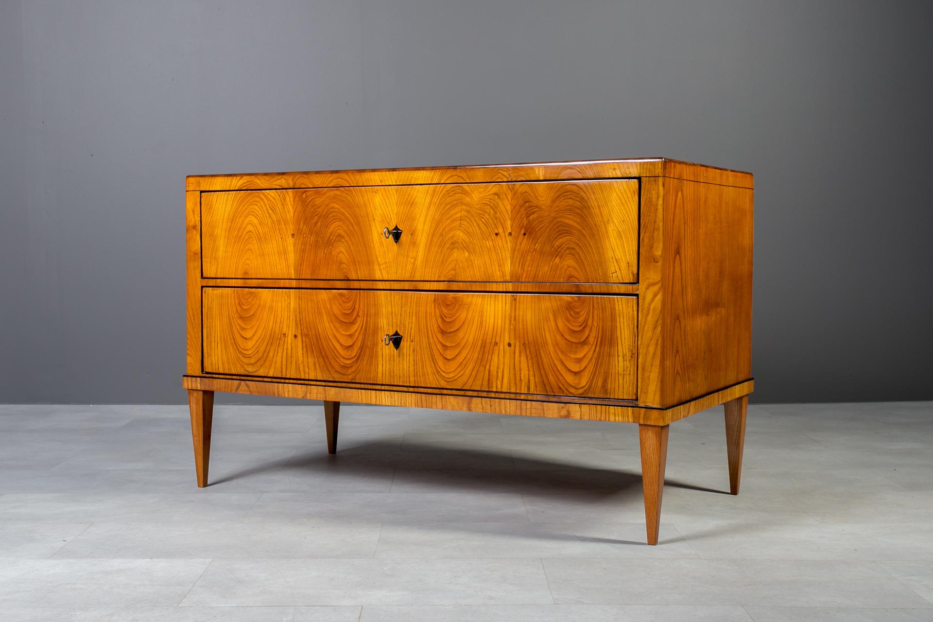 Austriaco Biedermeier Chest of Drawers in Elm Veneer, Austria, Late 19th Century in vendita