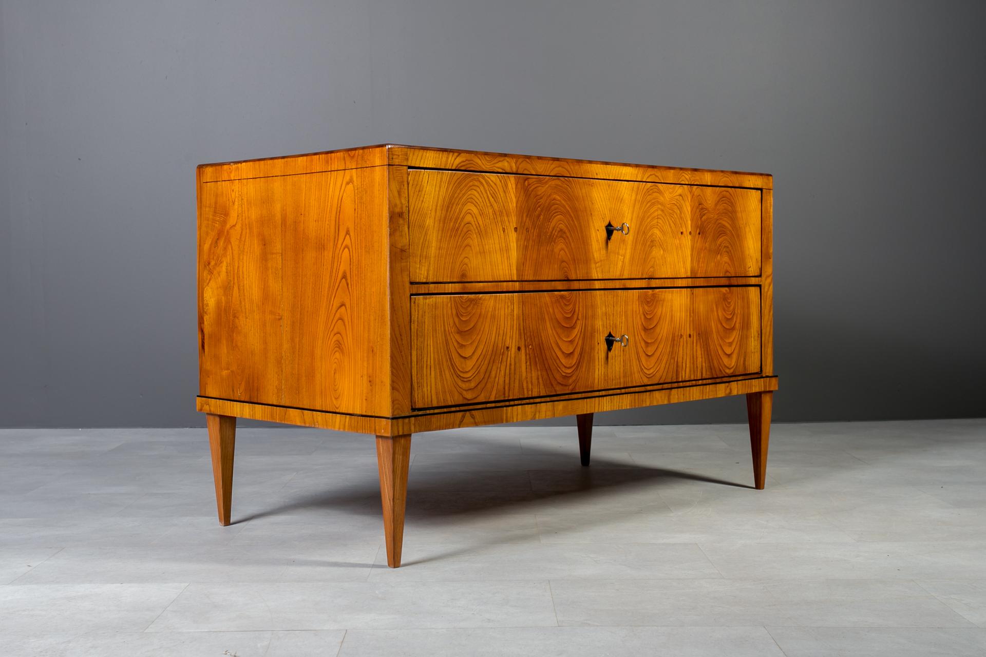 Lucidato Biedermeier Chest of Drawers in Elm Veneer, Austria, Late 19th Century in vendita
