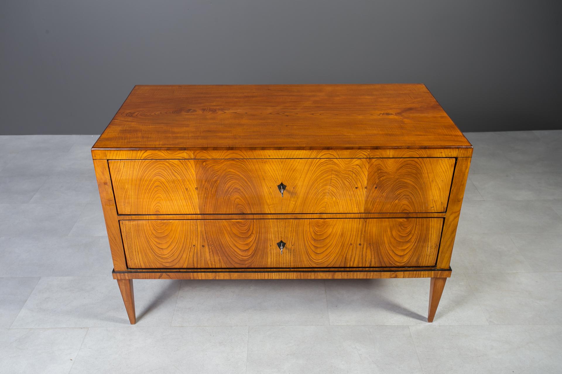 Biedermeier Chest of Drawers in Elm Veneer, Austria, Late 19th Century In condizioni buone in vendita a Wrocław, Poland