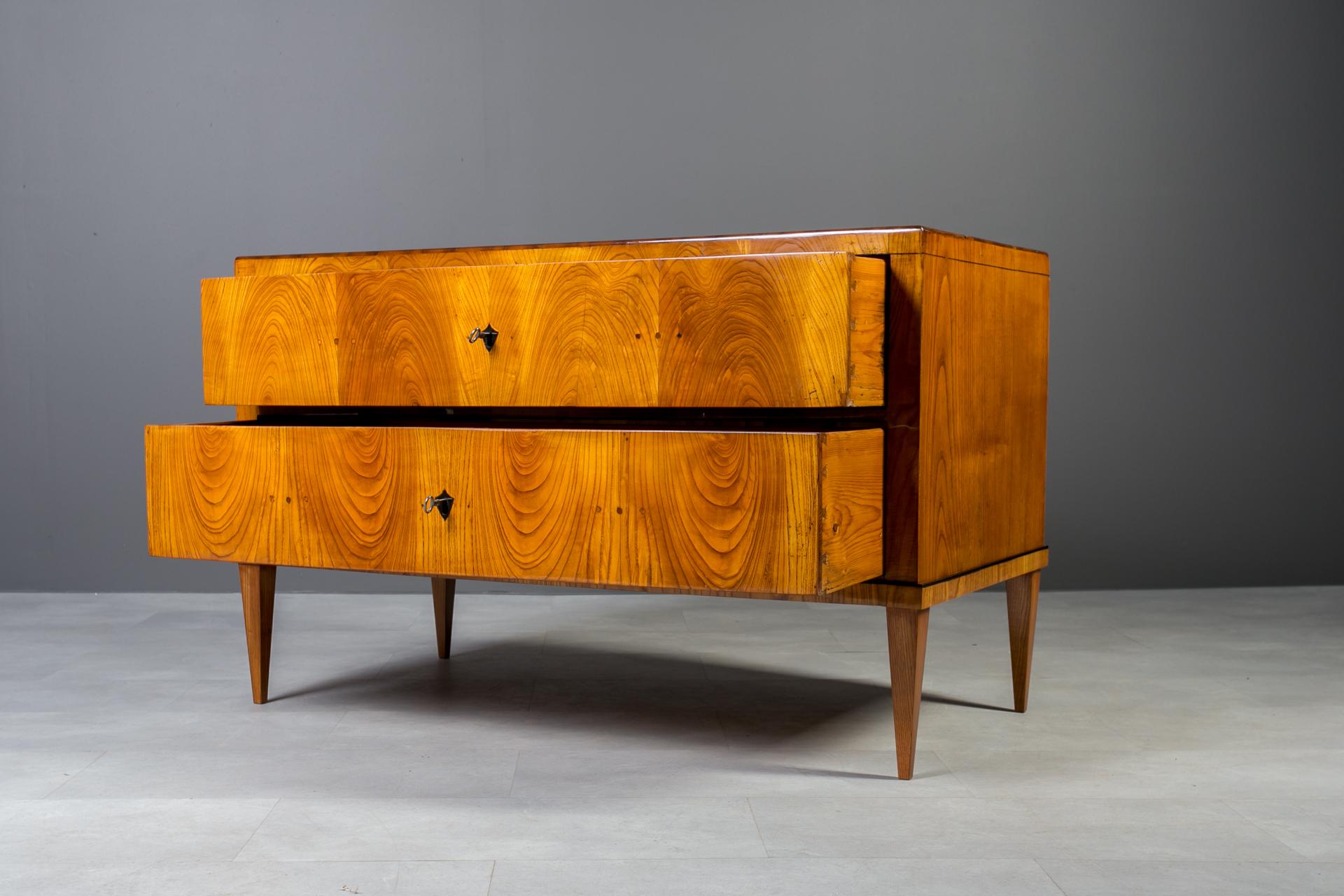 XIX secolo Biedermeier Chest of Drawers in Elm Veneer, Austria, Late 19th Century in vendita