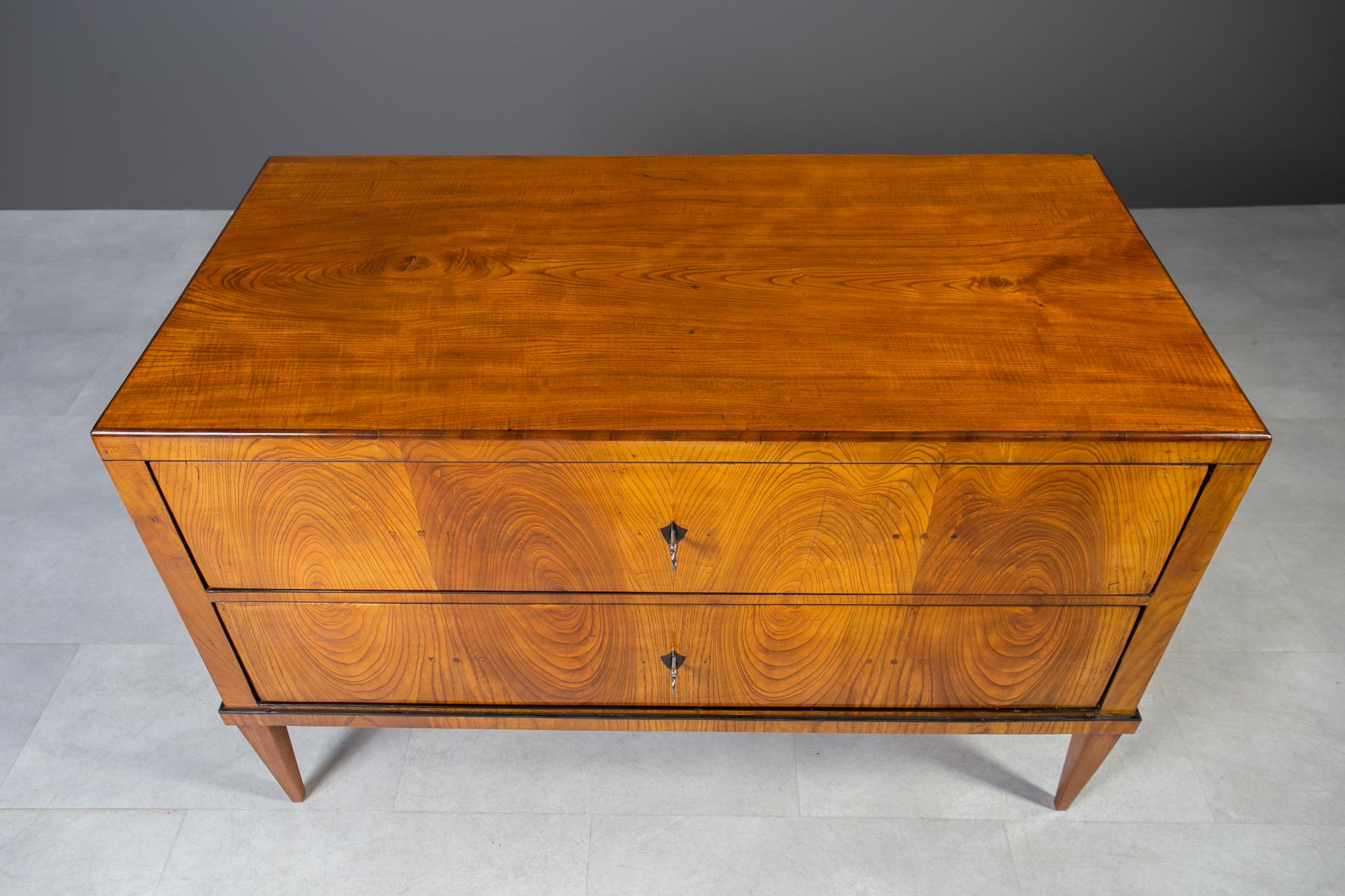 Biedermeier Chest of Drawers in Elm Veneer, Austria, Late 19th Century in vendita 2