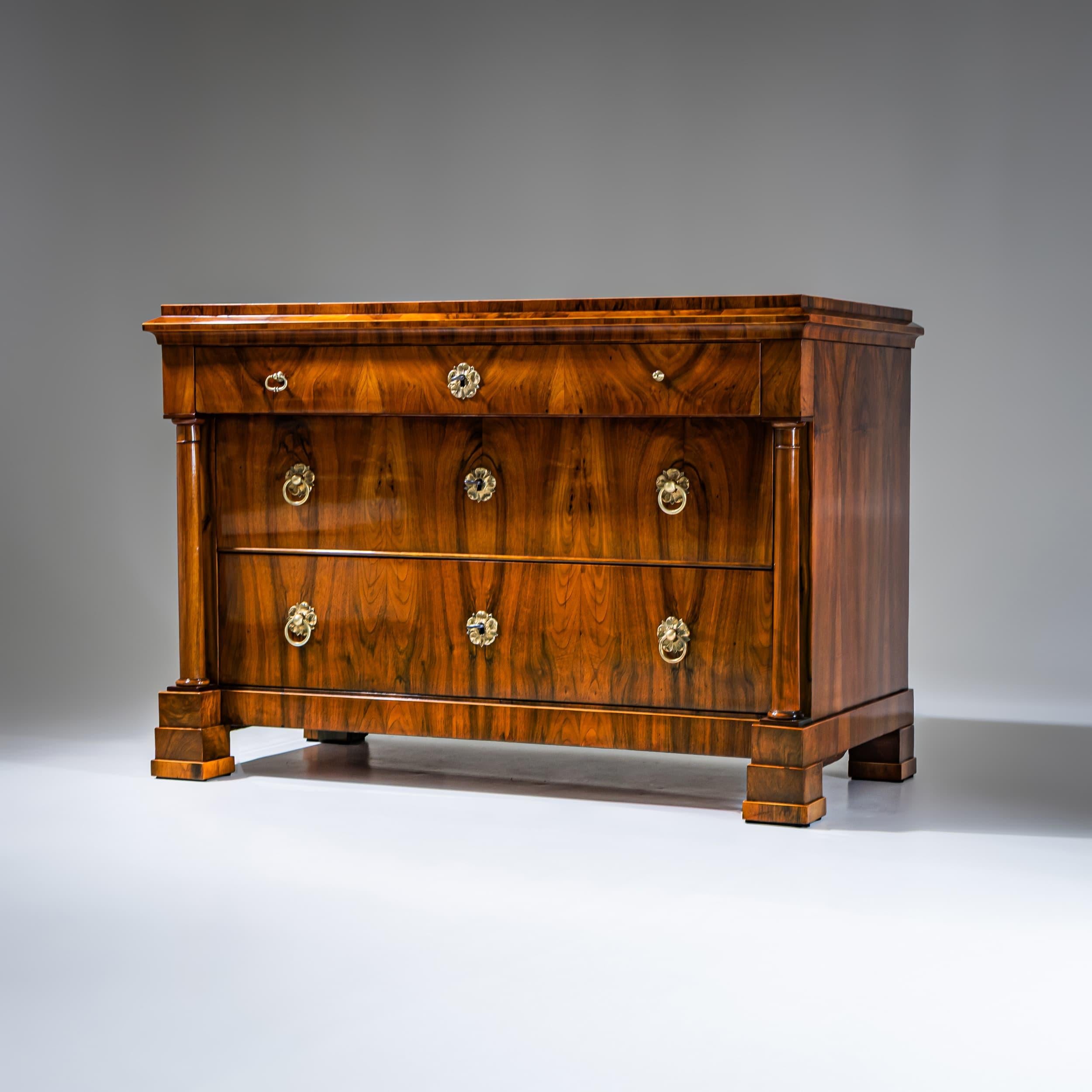 Biedermeier Kommode in Nussbaum, Österreich um 1820 (Österreichisch) im Angebot