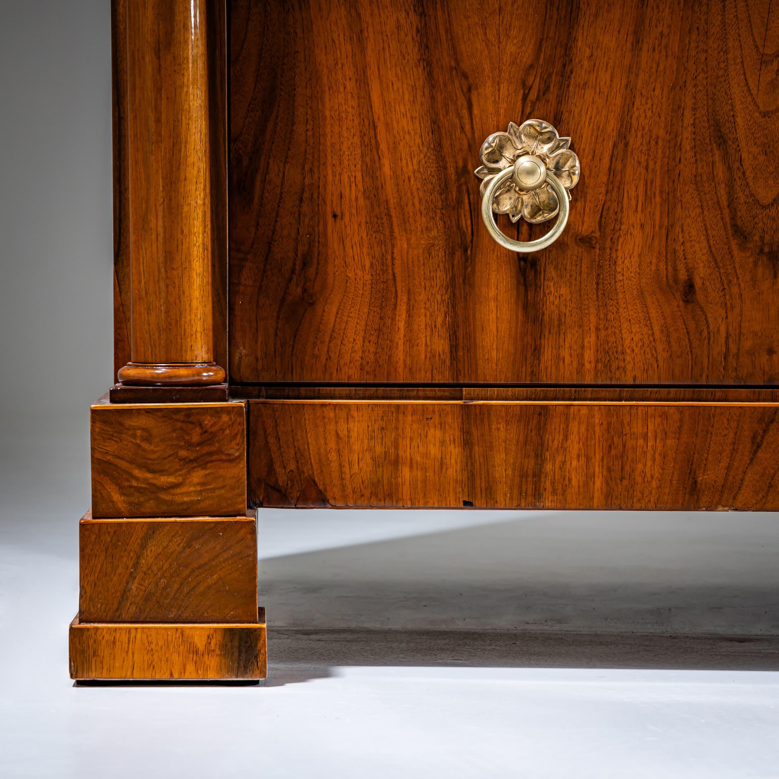 Biedermeier Kommode in Nussbaum, Österreich um 1820 im Zustand „Hervorragend“ im Angebot in Greding, DE