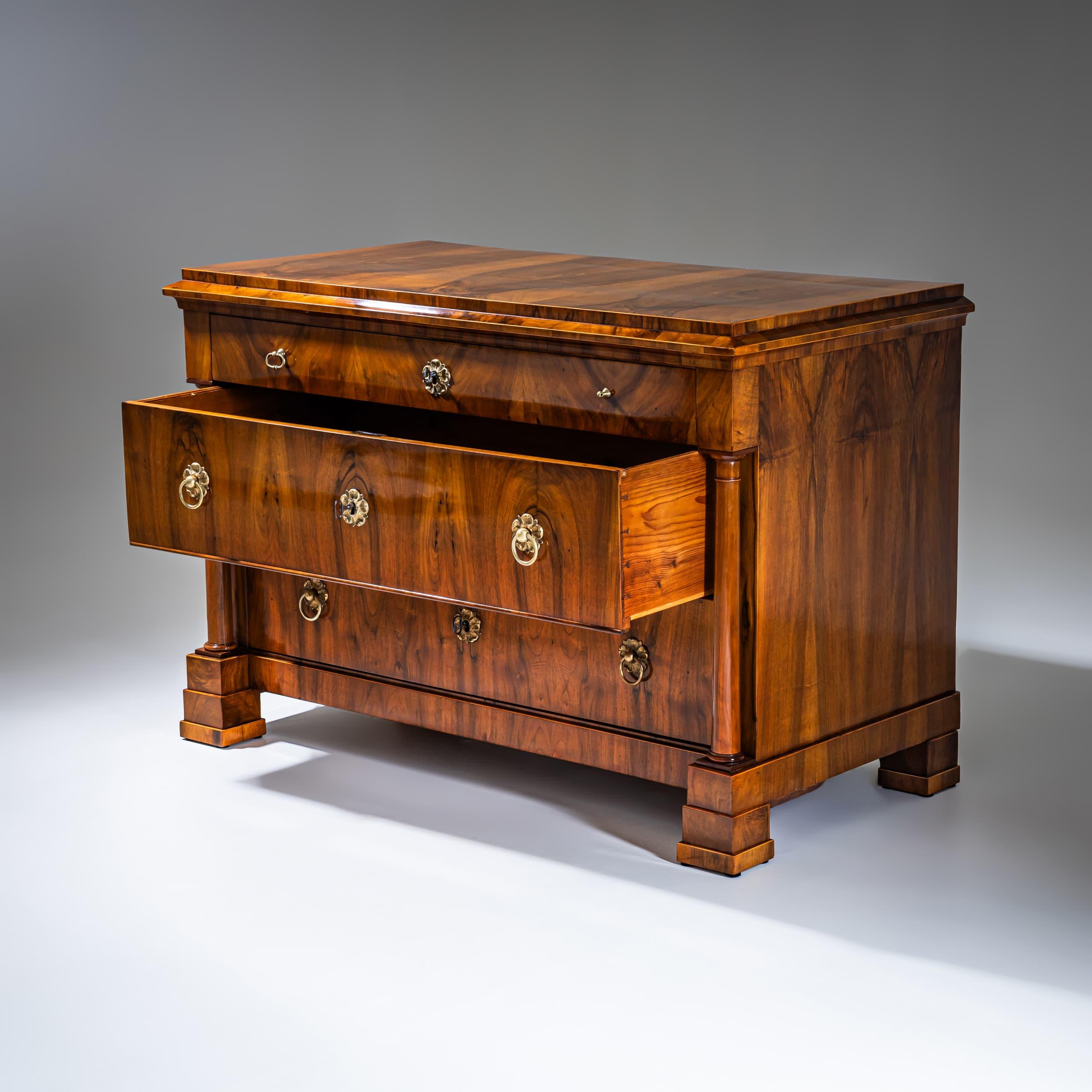 Biedermeier Kommode in Nussbaum, Österreich um 1820 (Messing) im Angebot