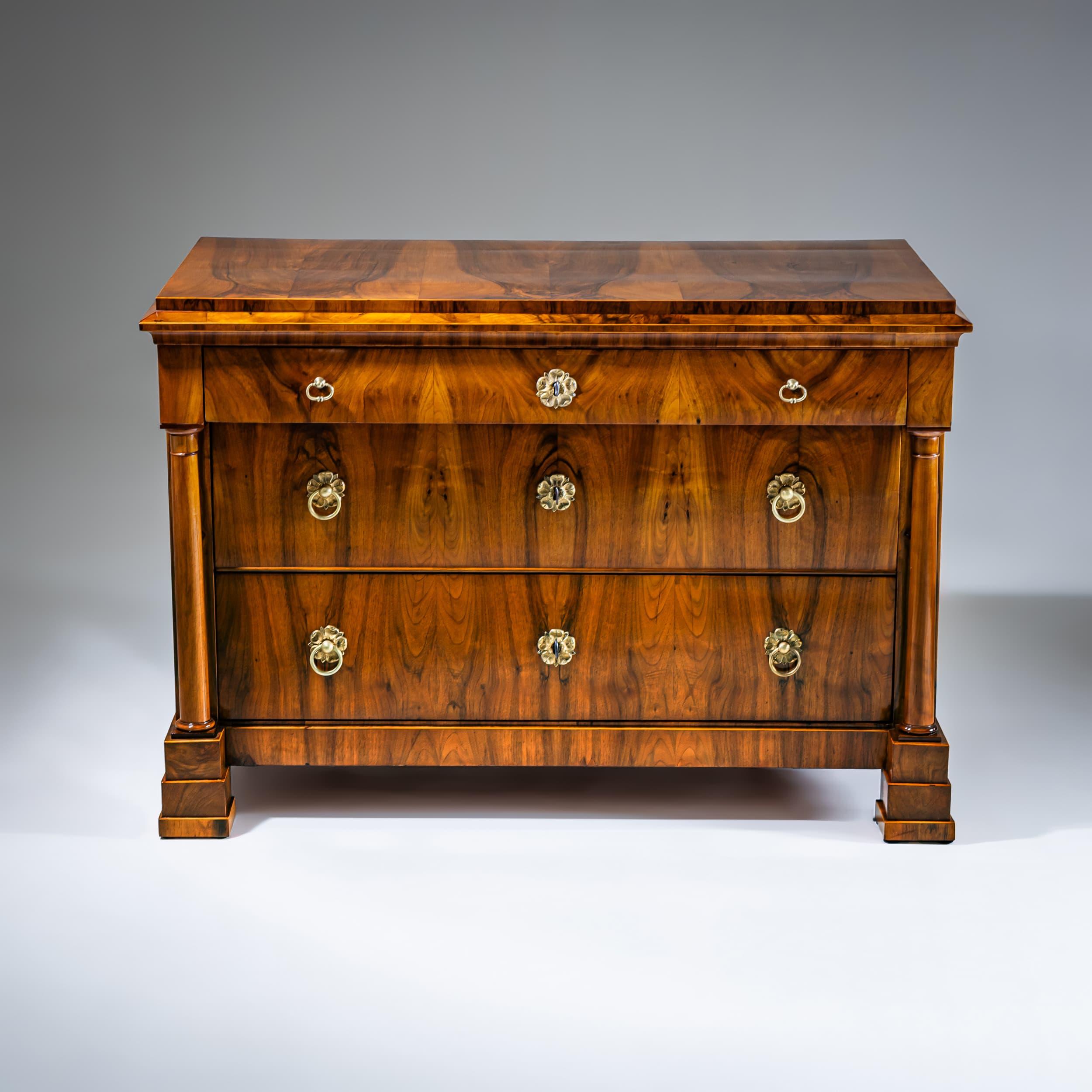 Biedermeier Kommode in Nussbaum, Österreich um 1820 im Angebot