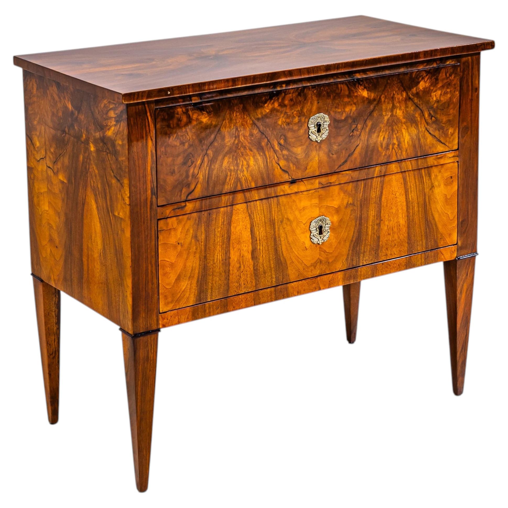 Biedermeier Chest of Drawers in Walnut, circa 1820