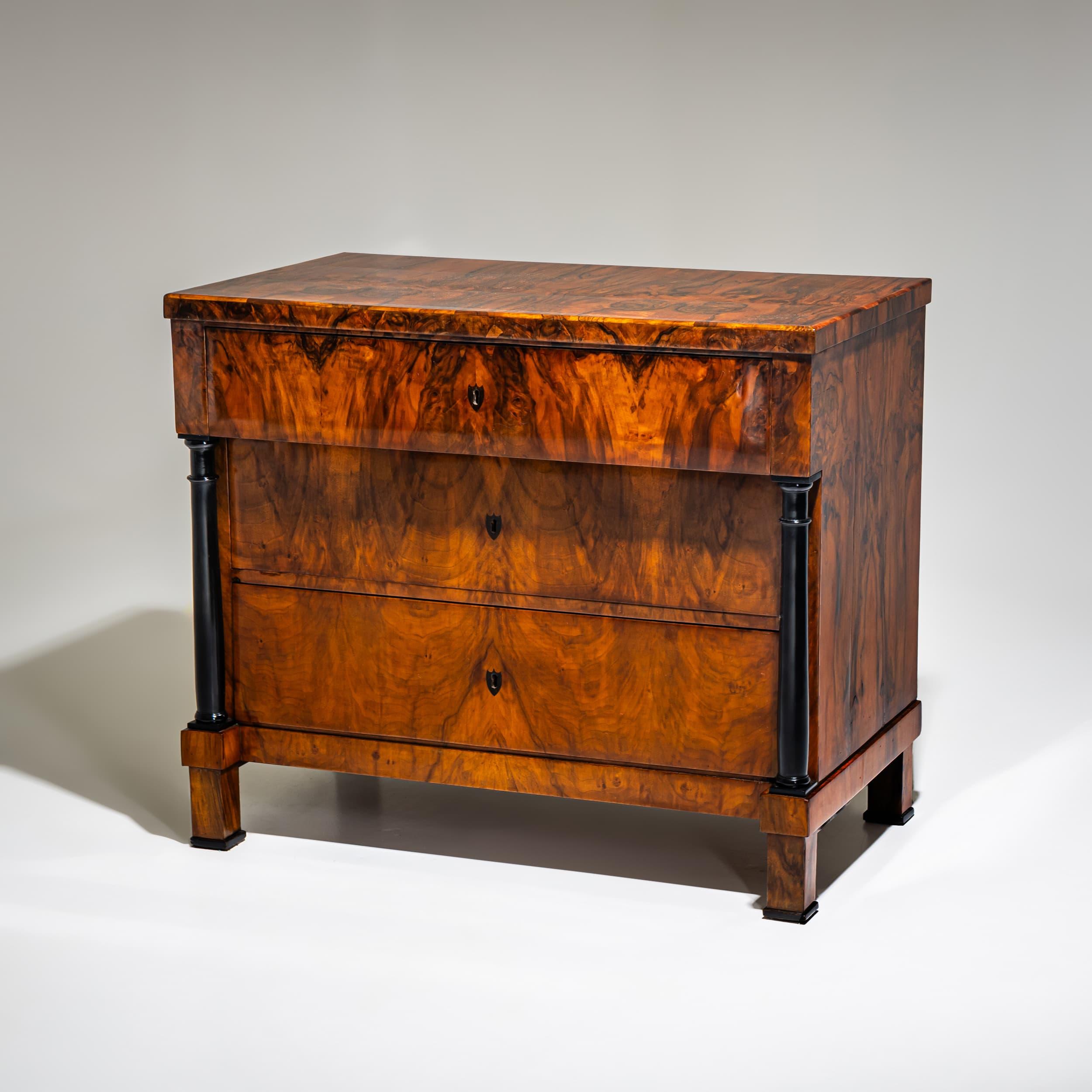 Cassettiera Biedermeier in noce, Germania, 1820 circa In condizioni ottime in vendita a Greding, DE