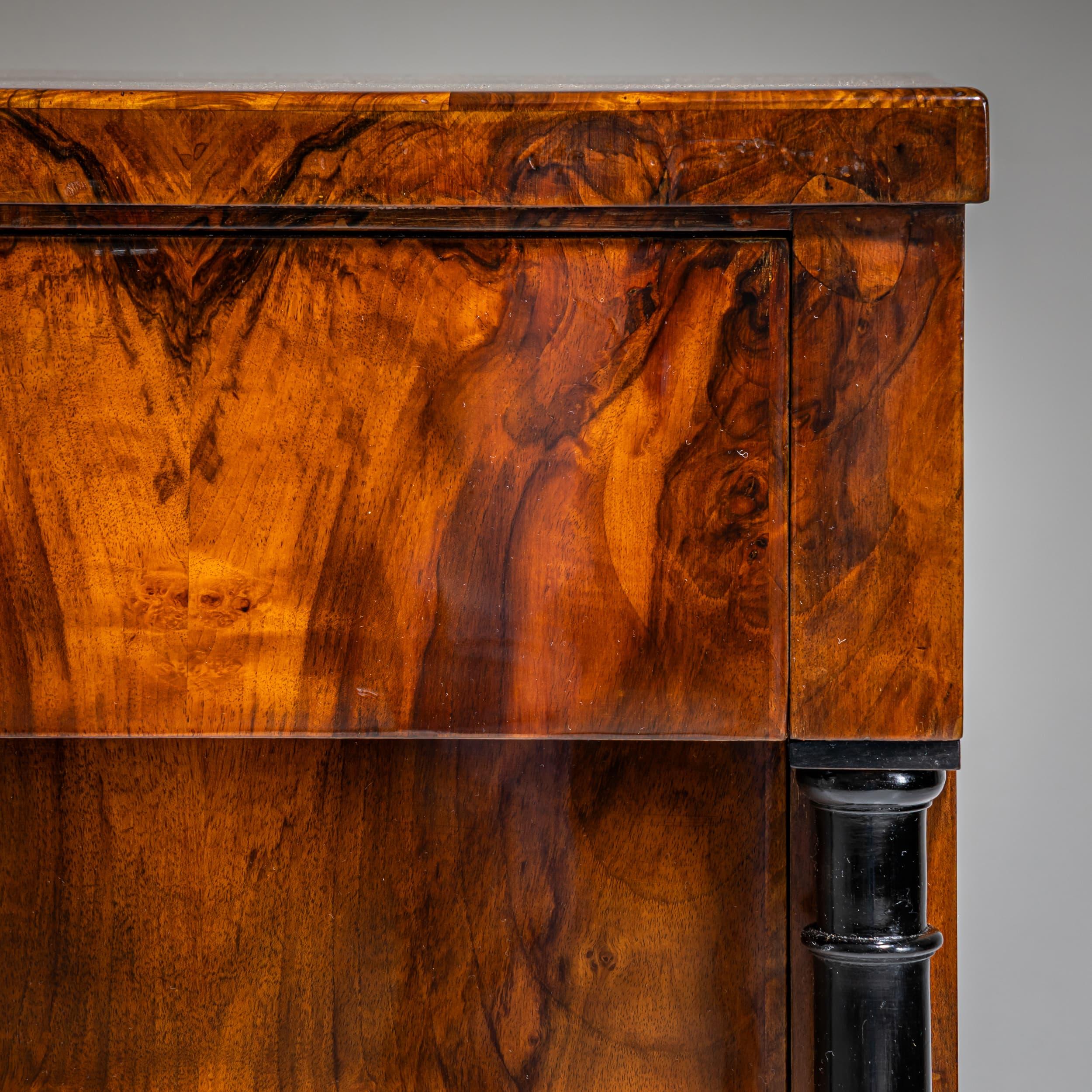 Cassettiera Biedermeier in noce, Germania, 1820 circa in vendita 1