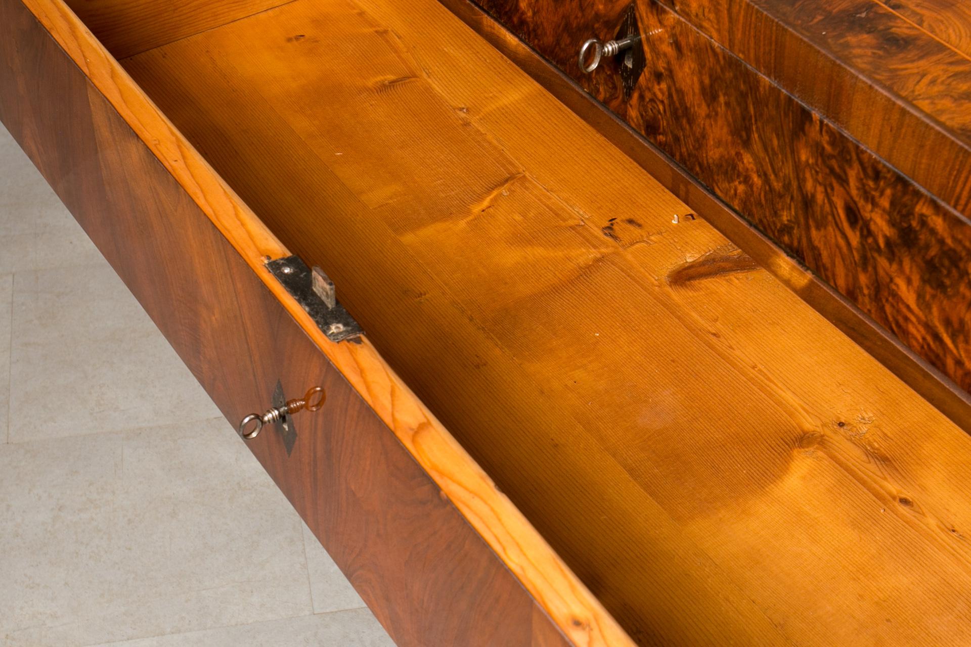 Biedermeier Chest of Drawers in Walnut Veneer, Germany, 19th Century 6