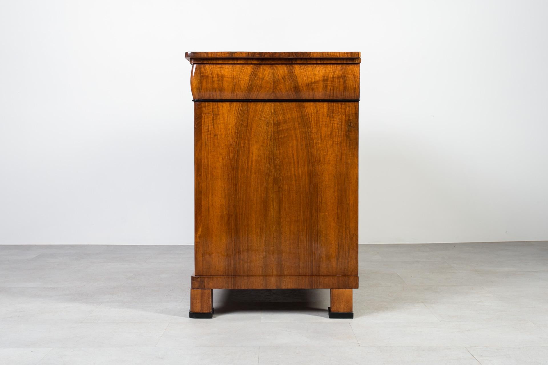 Biedermeier Chest of Drawers in Walnut Veneer, Germany, 19th Century For Sale 6