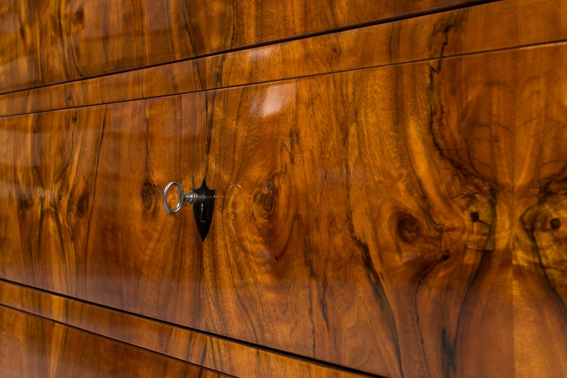 Cómoda Biedermeier en Chapa de Nogal, Alemania, S. XIX en venta 5