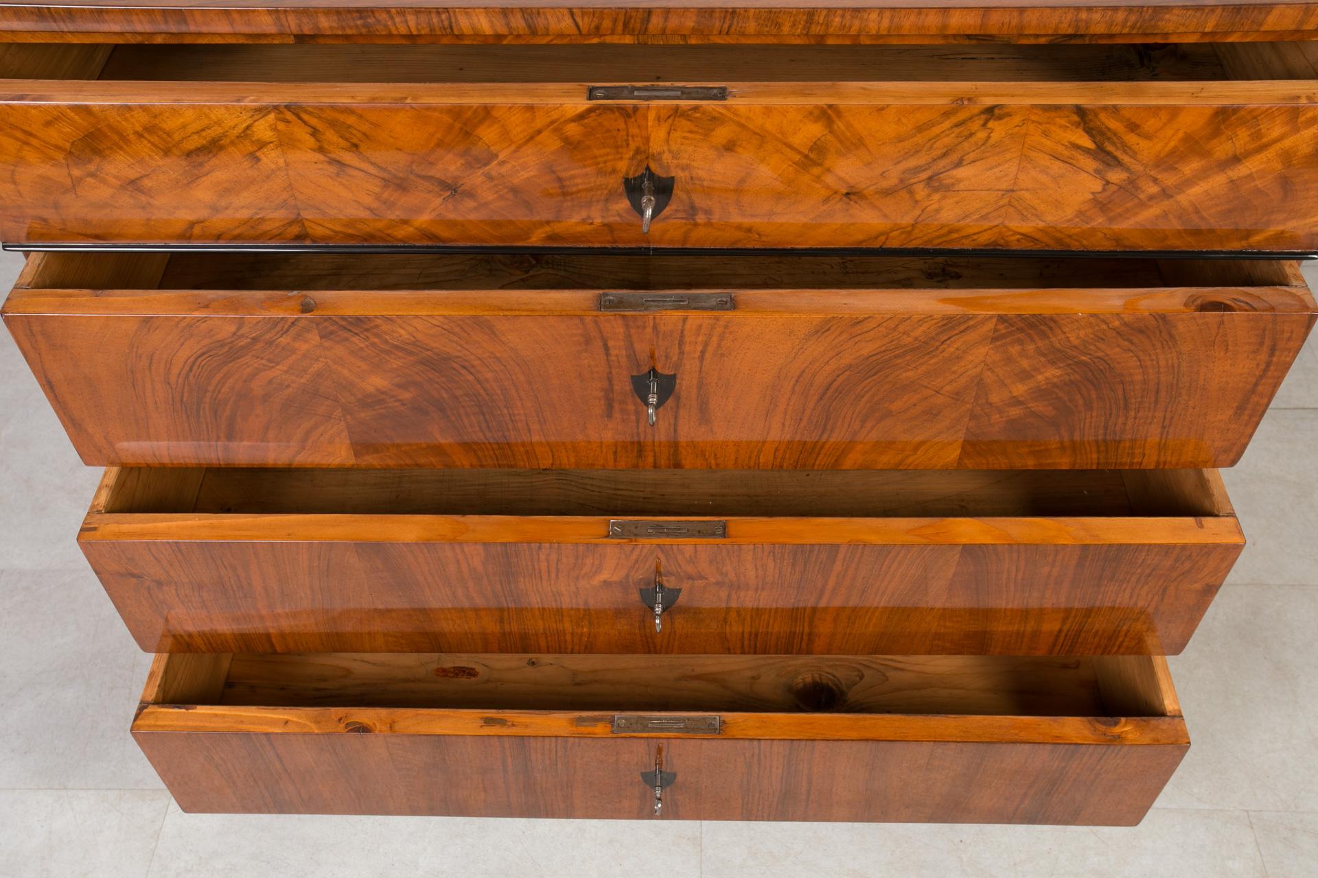 Biedermeier Chest of Drawers in Walnut Veneer, Germany, 19th Century For Sale 8